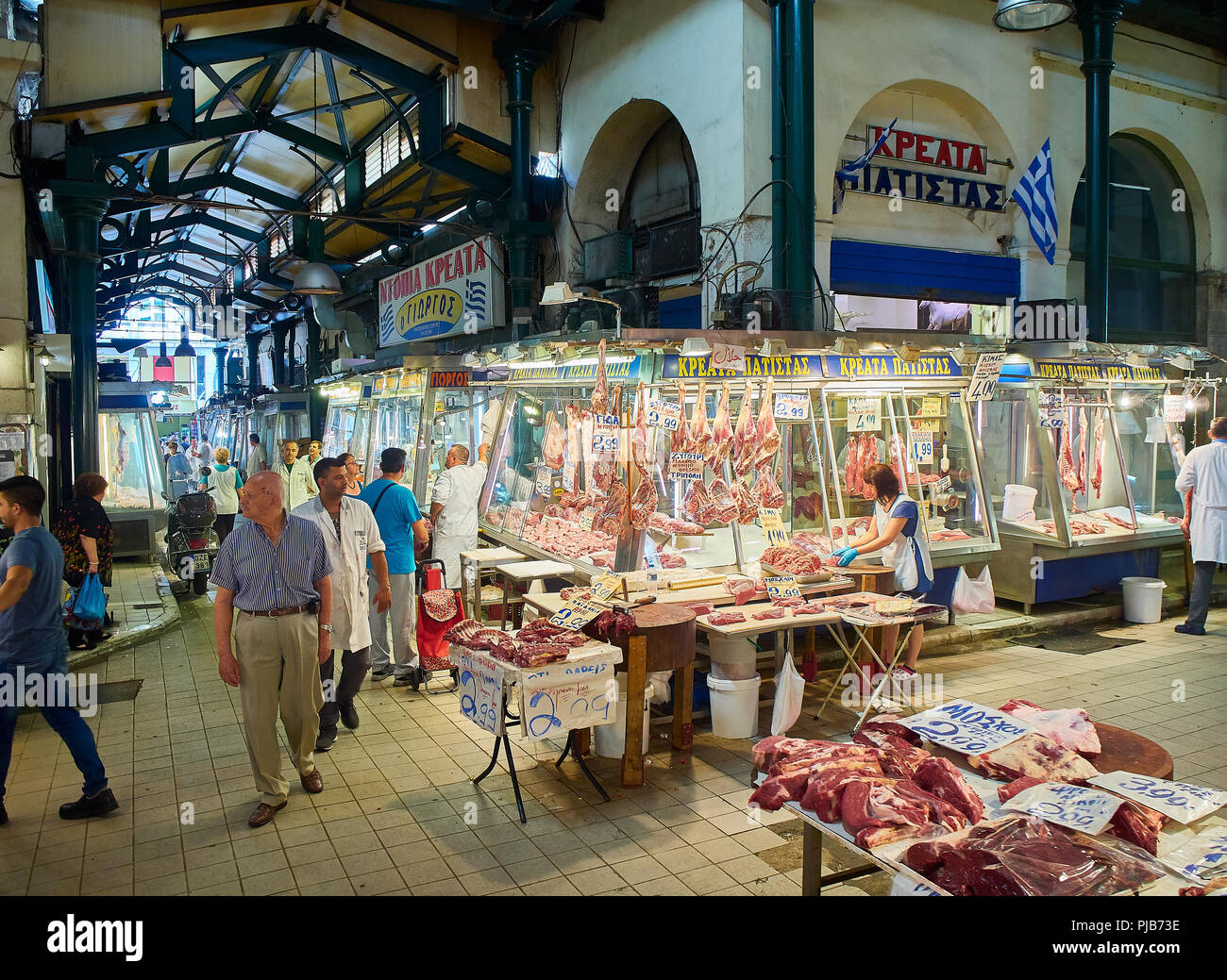 Atene, Grecia - Luglio 2, 2018. Una macelleria di Varvakios, il mercato centrale di Atene. Regione Attica, Grecia. Foto Stock