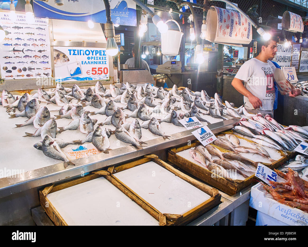Atene, Grecia - Luglio 2, 2018. Un negozio di pesce di Varvakios, il mercato centrale di Atene. Regione Attica, Grecia. Foto Stock