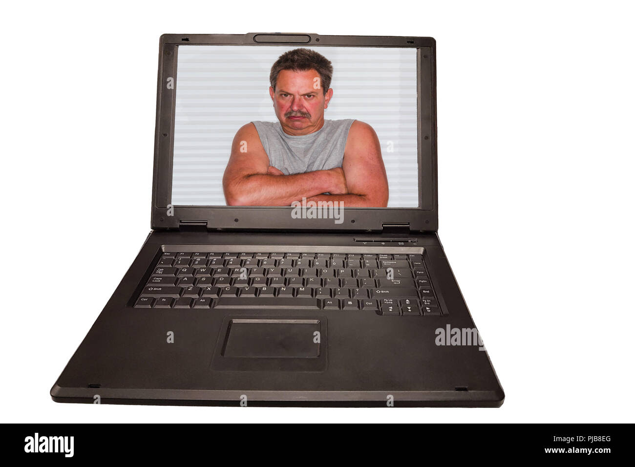 Un computer portatile sul monitor un uomo con le braccia conserte. Concetto di criminalità informatica - Sicurezza del PC e software antivirus e Privacy. Foto Stock
