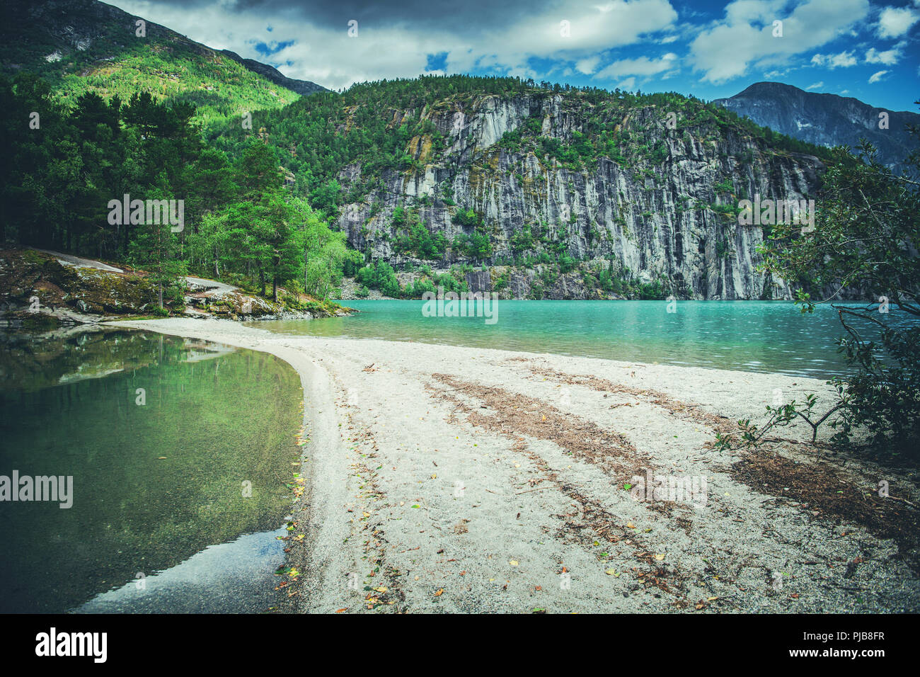 Scenic Norwegian sabbiosa spiaggia del lago e le acque turchesi del lago glaciale. Foto Stock