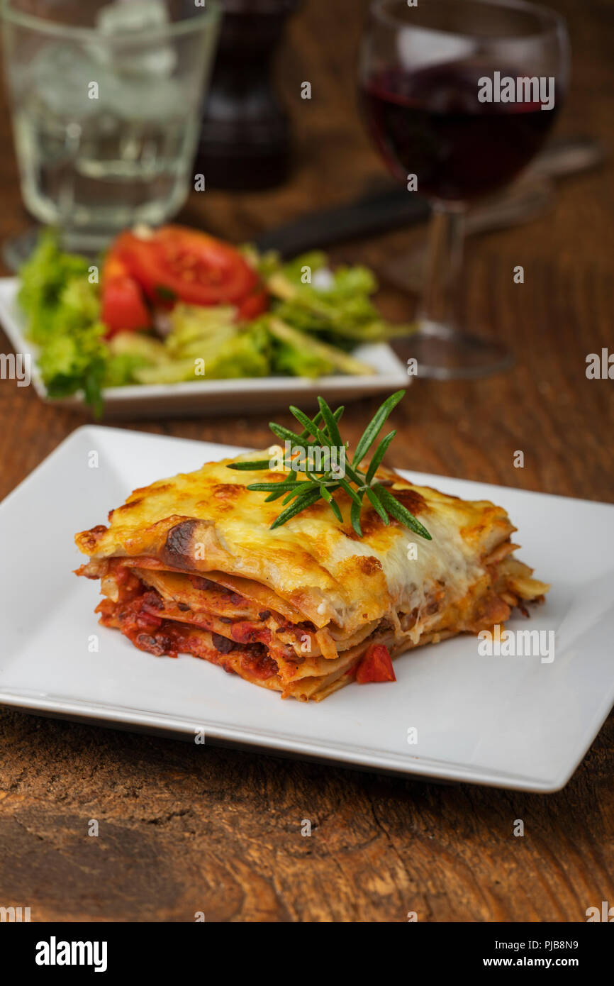 Porzione di lasagne con rosmarino Foto Stock