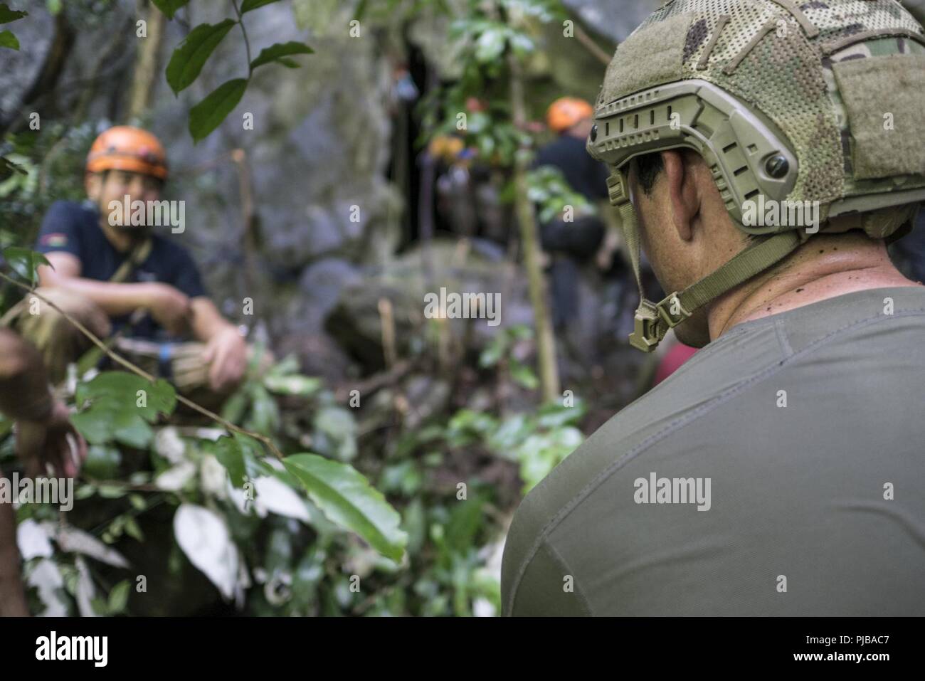 Avieri dall'U.S. Indo-pacifico comando (USINDOPACOM) scambio di conoscenze con le autorità thailandesi Luglio 1, 2018 a Chiang Rai, Thailandia. La ricerca e la squadra di salvataggio è costituito da pararescuemen e la sopravvivenza di specialisti addestrati nelle tecniche di salvataggio e le procedure, nonché il loro personale di supporto. Foto Stock