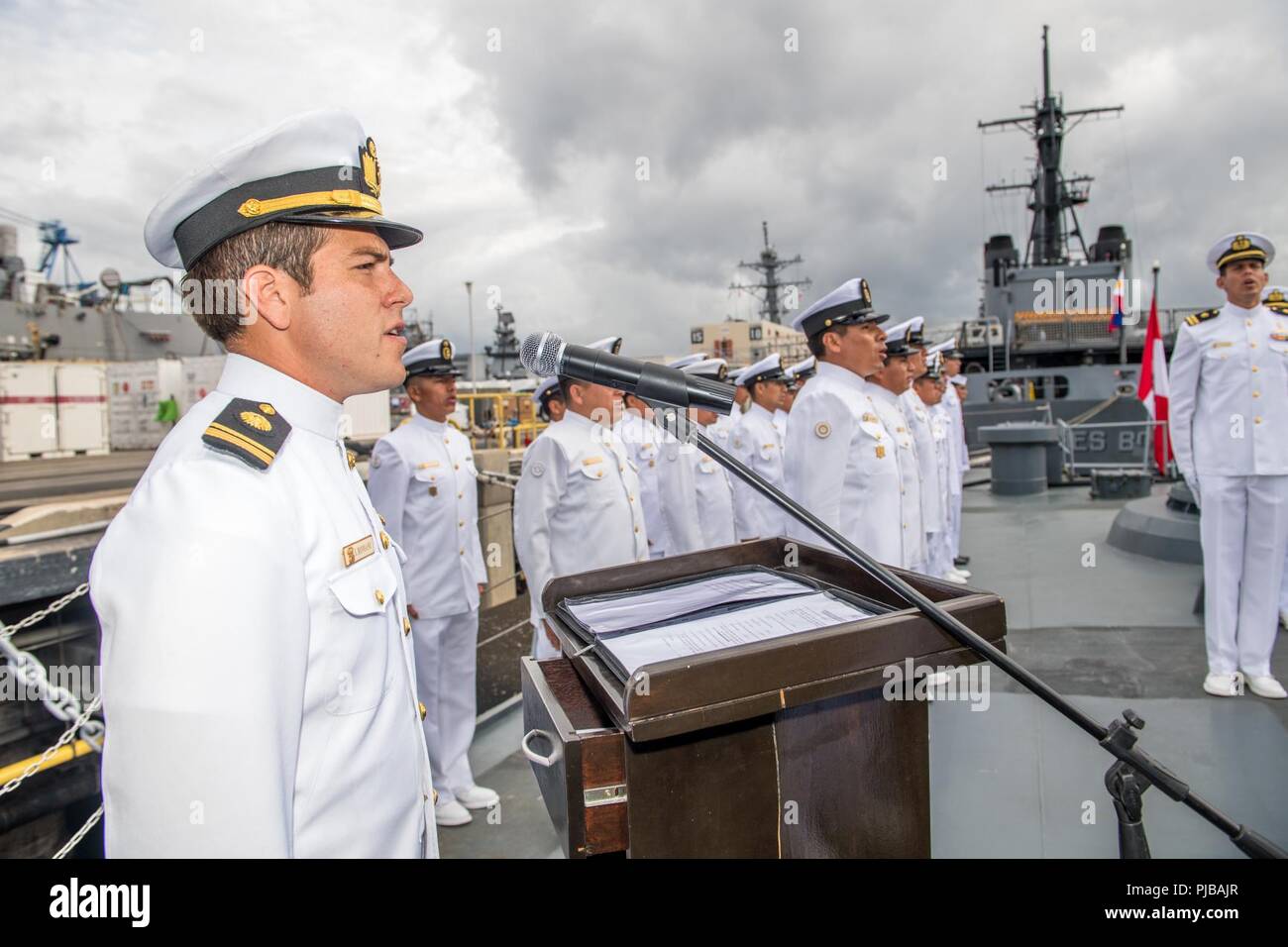 PEARL HARBOR (Luglio 1, 2018) Il tenente j.g. Ivan Romani, assegnato alla Marina peruviana maritime patrol boat BAP Ferré (PM 211), da Lima, Perù, canta la Marina peruviana inno ad una modifica del comando cerimonia il 1 luglio a bordo Ferré durante il cerchio del Pacifico (RIMPAC) esercizio. Venticinque nazioni, 46 navi, cinque sommergibili, circa 200 aerei, e 25.000 personale partecipano RIMPAC dal 27 giugno al 2 agosto in e intorno alle Isole Hawaii e la California del Sud. Il più grande del mondo marittimo internazionale esercitazione RIMPAC offre una singolare opportunità di formazione promuovendo e sostenendo cooperat Foto Stock