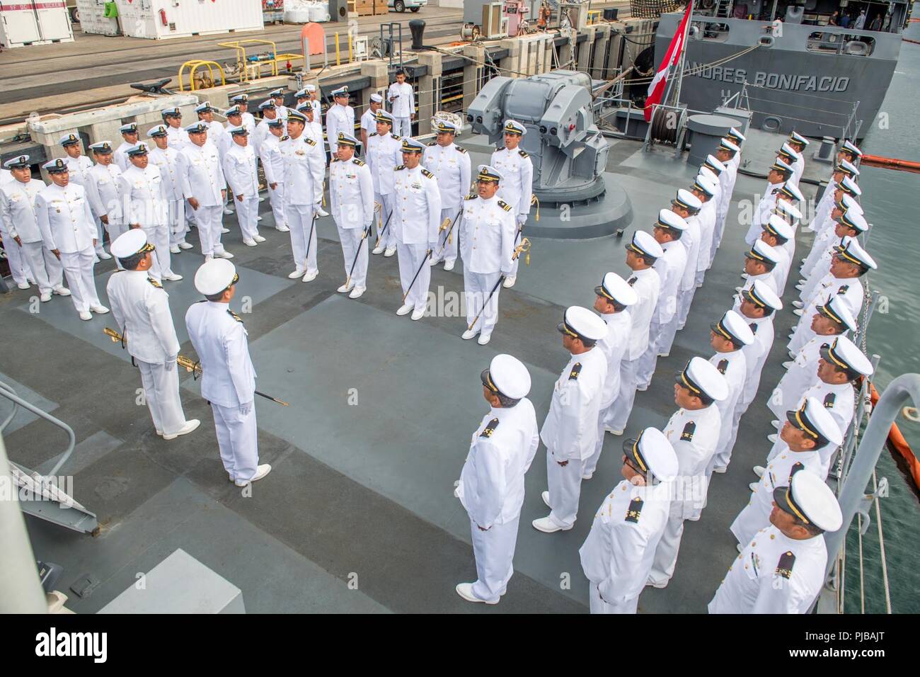 PEARL HARBOR (1 luglio 2018) i marinai a bordo di Marina peruviana maritime patrol boat BAP Ferré (PM 211) cantare la Marina peruviana inno durante la conduzione di un cambiamento della cerimonia di comando 1 luglio durante il cerchio del Pacifico (RIMPAC) esercizio. Venticinque nazioni, 46 navi, cinque sommergibili, circa 200 aerei, e 25.000 personale partecipano RIMPAC dal 27 giugno al 2 agosto in e intorno alle Isole Hawaii e la California del Sud. Il più grande del mondo marittimo internazionale esercitazione RIMPAC offre una singolare opportunità di formazione promuovendo e sostenendo le relazioni cooperative tra i partecipanti Foto Stock