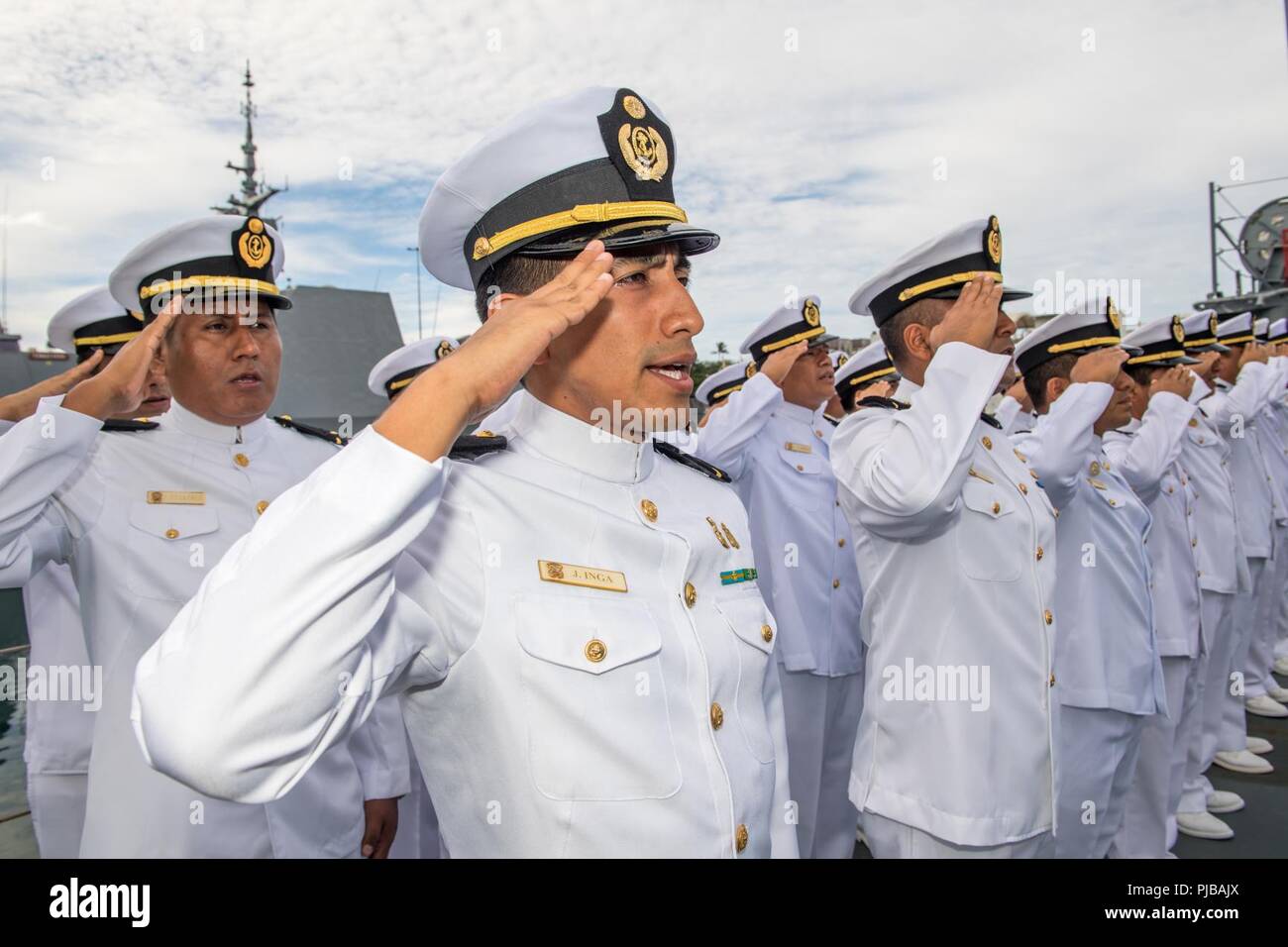 PEARL HARBOR (Luglio 1, 2018) Chief Petty Officer Jorge Inga, assegnato alla Marina peruviana maritime patrol boat BAP Ferré (PM 211), da Lima, Perù, saluta durante il peruviano inno nazionale durante la conduzione di un cambiamento della cerimonia di comando 1 Luglio a bordo Ferré durante il cerchio del Pacifico (RIMPAC) esercizio. Venticinque nazioni, 46 navi, cinque sommergibili, circa 200 aerei, e 25.000 personale partecipano RIMPAC dal 27 giugno al 2 agosto in e intorno alle Isole Hawaii e la California del Sud. Il più grande del mondo marittimo internazionale esercitazione RIMPAC offre una singolare opportunità di formazione wh Foto Stock