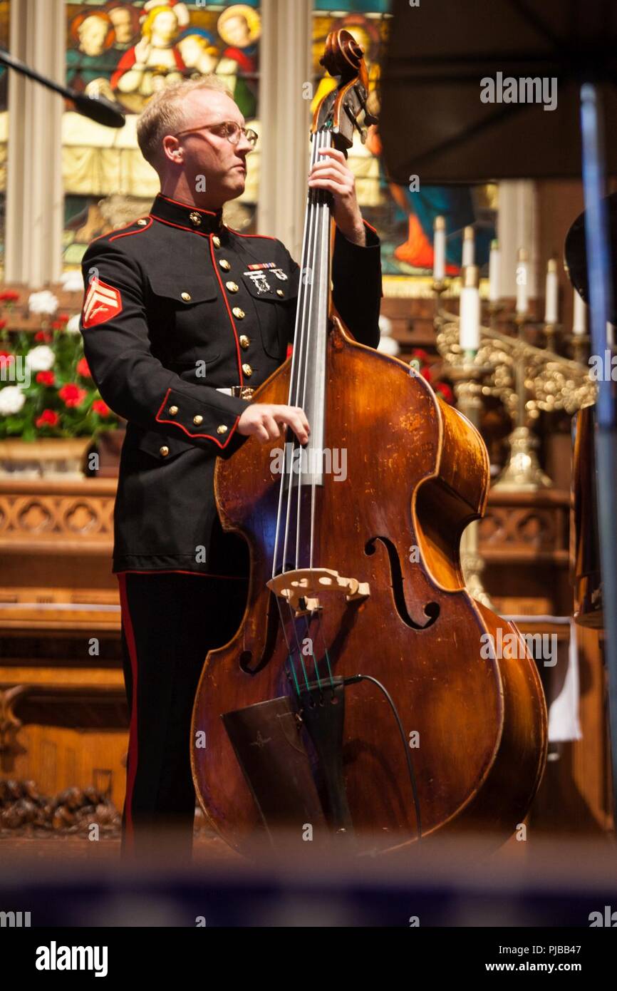 Cpl. Zachary macellazione, bass strumentista con le forze Marine Reserve Band suona il contrabbasso durante il ventesimo annuale di musica patriottica Festival presso il Trinity Chiesa Episcopale, New Orleans il 1 luglio 2018. La festa della musica è uno di più concerti eseguiti dalla band per il loro giorno di indipendenza una serie di concerti. Foto Stock