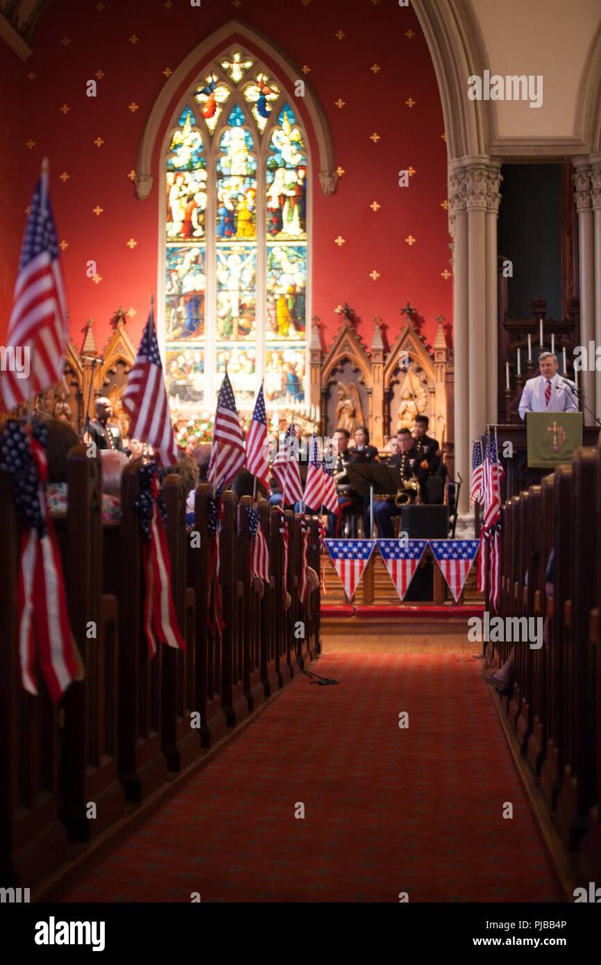 Il sig. Gregg T. Habel, direttore esecutivo di forze Marine Riserva e forze di Marina Nord, dà le osservazioni di apertura durante il ventesimo annuale di musica patriottica Festival presso il Trinity Chiesa Episcopale, New Orleans il 1 luglio 2018. La festa della musica è uno di più concerti eseguiti dalle forze Marine banda di riserva per il loro giorno di indipendenza una serie di concerti. Foto Stock