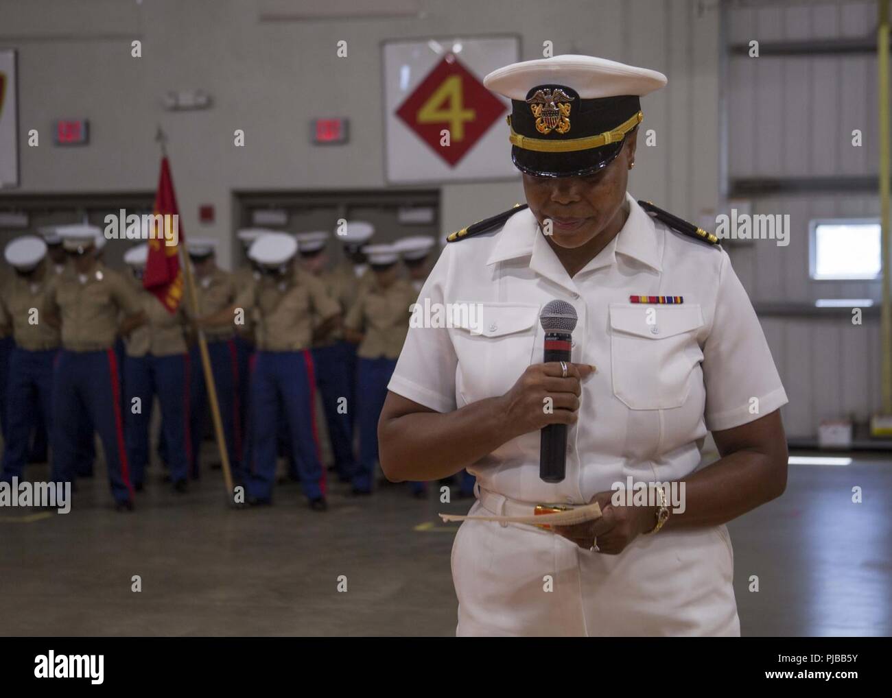 Stati Uniti Navy Lt. Netetia K. Walker dà l invocazione al sesto Marine Corps distretto (MCD) Modifica del comando cerimonia al Parris Island, Carolina del Sud, 2 luglio 2018. Durante la cerimonia, Col. Jeffrey C. Smitherman, in uscita il Comandante della sesta MCD, rinunciato il suo comando al Col. William C. Grigio. Foto Stock