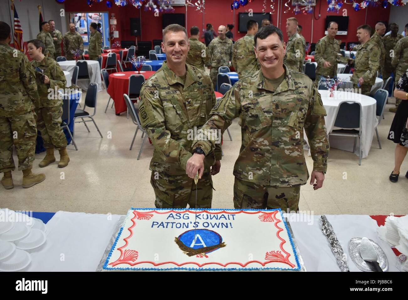 Col. Shannon Nielsen e il comando Sgt. Il Mag. William Snyder tagliare la torta cerimoniale dopo la zona di supporto Modifica Group-Kuwait del comando su 2 Luglio, 2018 a Camp Arifjan in Kuwait. Foto Stock