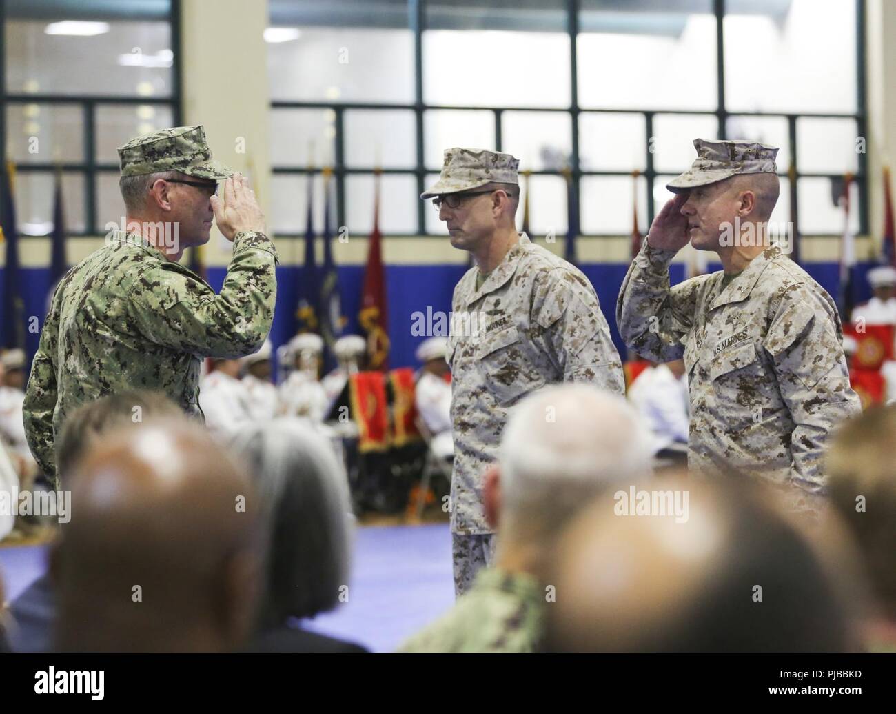 Supporto navale attività BAHRAIN (Luglio 3, 2018) DEGLI STATI UNITI Navy Vice Adm. Scott A. Stearney (a destra), il comandante del comandante di U.S. Forze Navali del comando centrale/STATI UNITI Quinta Flotta/combinato forze marittime, saluta U.S. Marine Corps Brig. Gen. Matteo G. Trollinger (sinistra), comandante della Naval Amphibious vigore, Task Force 51/5th Marine Expeditionary Brigade (TF 51/5), durante la modifica del comando cerimonia. Brig. Gen. Matteo G. Trollinger alleviato il Brig. Gen. Francesco L. Donovan, che ha servito come il comandante generale di TF 51/5 dal luglio 2016. Foto Stock