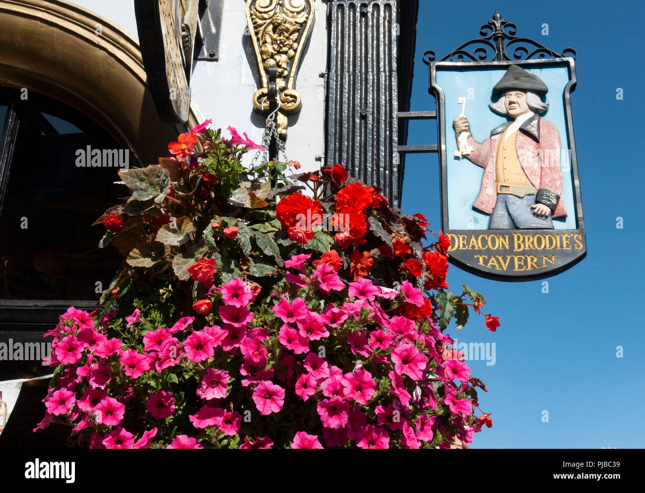 Il diacono Brodie's pub segno e appeso cesto fiorito su Edinburgh Royal Mile in Scozia, Regno Unito Foto Stock