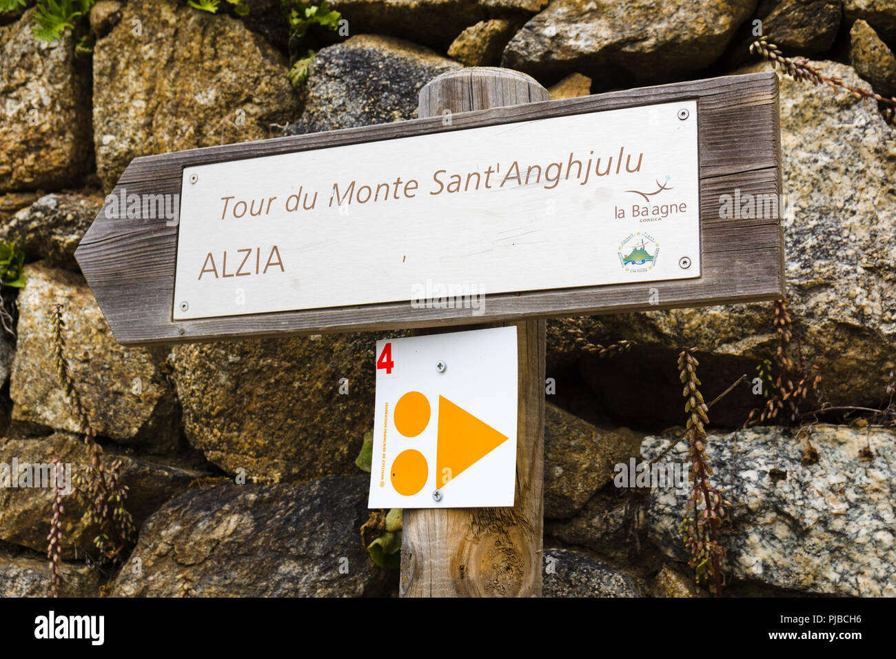 Segno per Tour du Monte Sant'Anghjulu sentiero escursionistico in Balagne, in Corsica, Francia Foto Stock