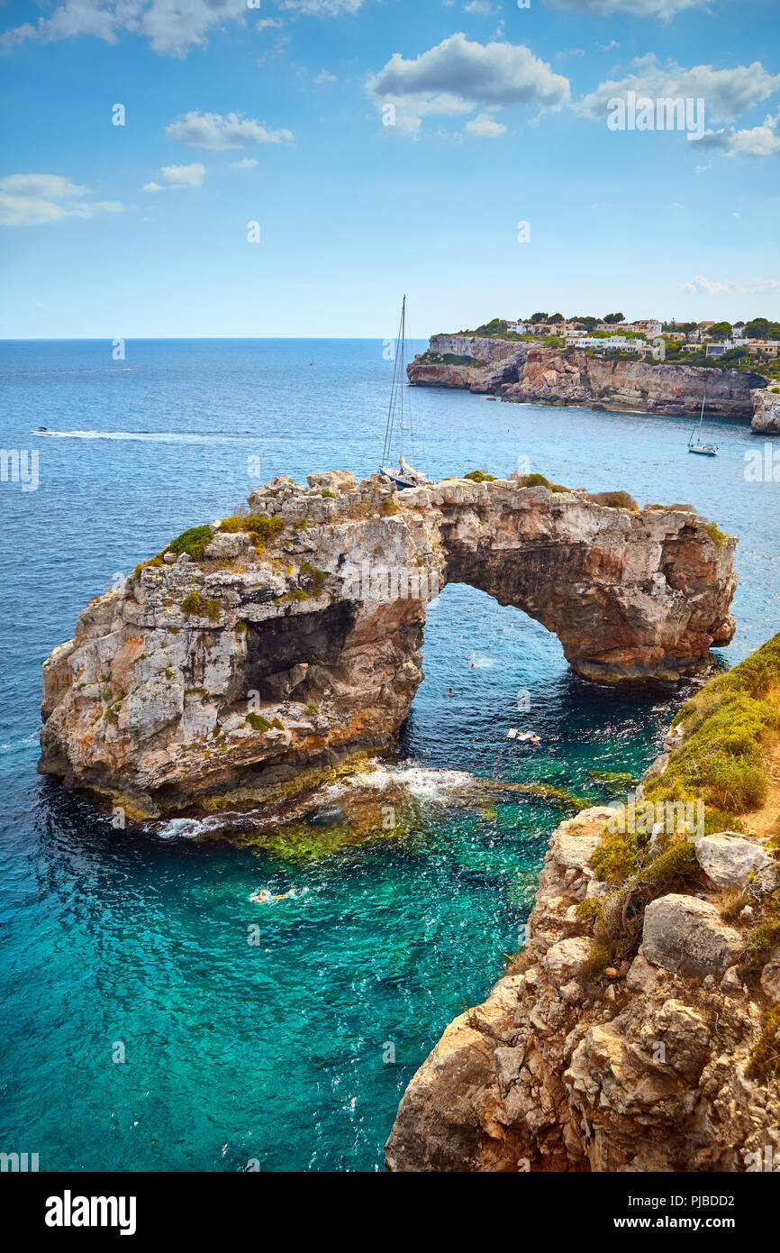 Es Pontas, un arco naturale nella parte sud est di Maiorca, Spagna. Foto Stock