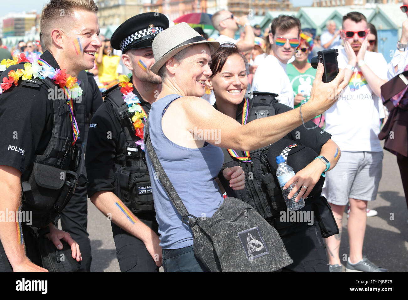 Brighton Pride Parade 2018 nel sole di fronte a migliaia di rivestimento per le strade, la sfilata è l'inizio del giorno che termina con Britney Spears in co Foto Stock