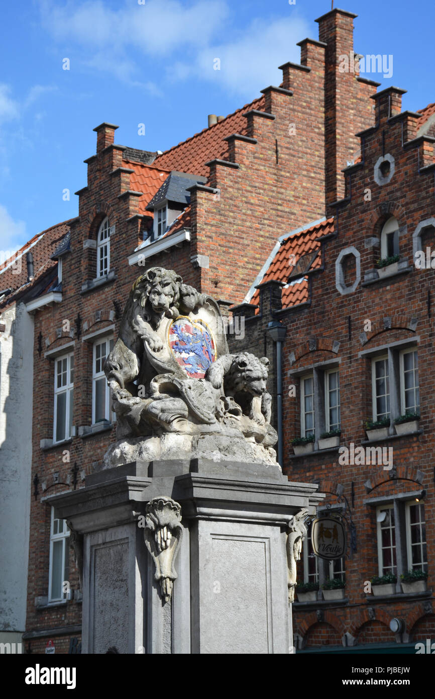 I bracci della città Bruge. Scultura con Lion e portano a Bruges, Belgio Foto Stock