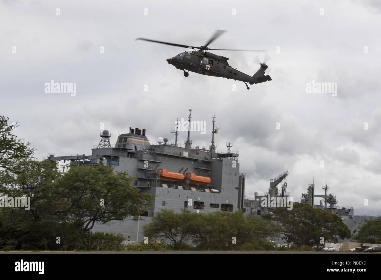BASE COMUNE DI PEARL HARBOR-HICKAM (Luglio 11, 2018) Due UH-60 Black Hawk elicotteri partono da un caldo stazione di rifornimento durante l assistenza umanitaria Disaster Relief formazione RIMPAC durante l'esercizio 2018. Venticinque nazioni, 46 navi, cinque sommergibili, circa 200 aerei, e 25.000 personale partecipano RIMPAC dal 27 giugno al 2 agosto in e intorno alle Isole Hawaii e la California del Sud. Il più grande del mondo marittimo internazionale esercitazione RIMPAC offre una singolare opportunità di formazione promuovendo e sostenendo le relazioni cooperative tra i partecipanti sono fondamentali per garantire th Foto Stock