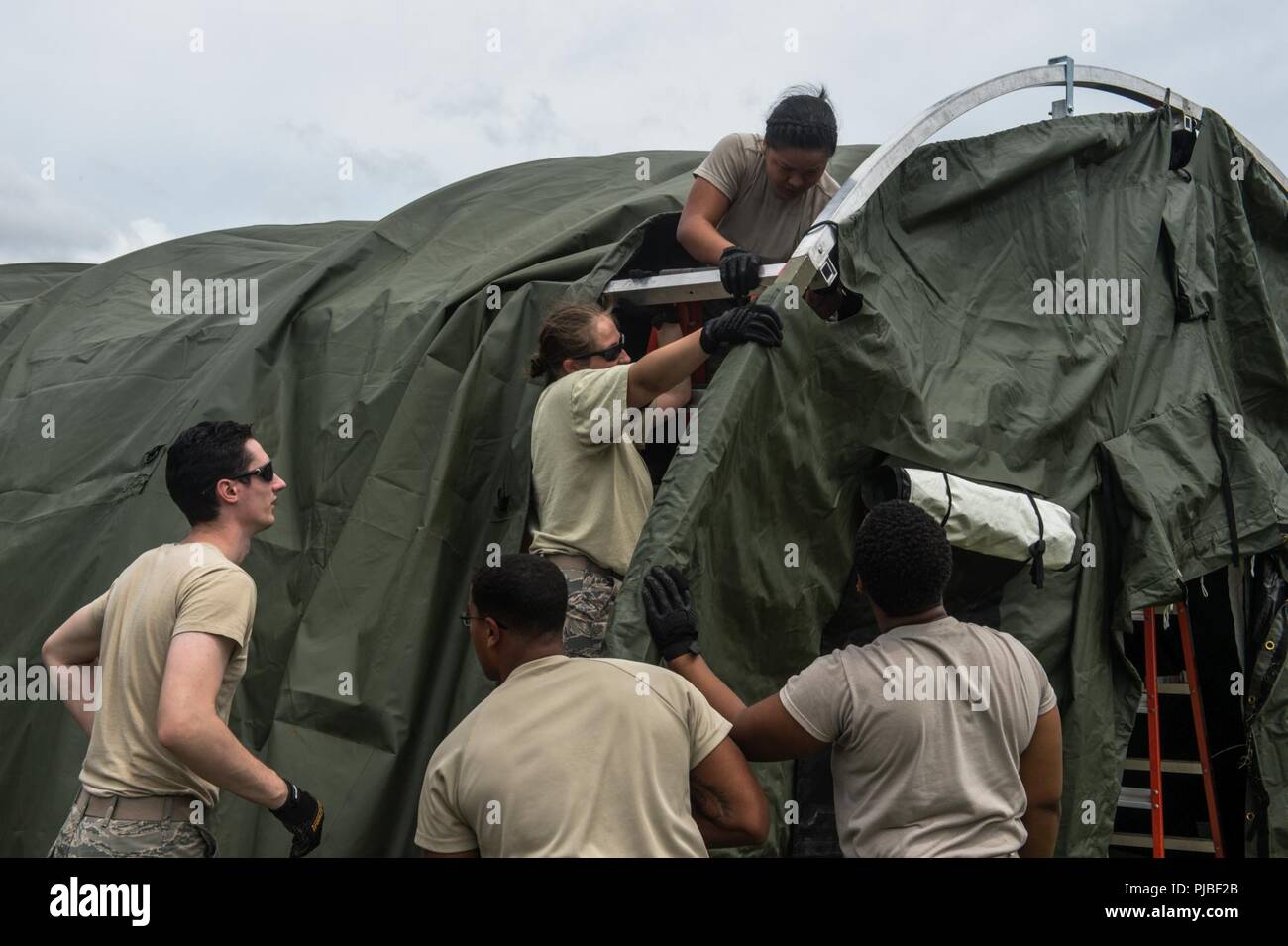 BASE COMUNE DI PEARL HARBOR-HICKHAM, Hawaii (Luglio 11, 2018) organi di servizio della Air Force xv Medical Support Squadron assemblare una risposta di emergenza lungo il tragitto i sistemi di stazione (ERESS) in preparazione per una massa casualty esercizio durante il cerchio del Pacifico (RIMPAC) Esercizio, 11 luglio. Venticinque nazioni, 46 navi, cinque sommergibili, circa 200 aerei, e 25.000 personale partecipano RIMPAC dal 27 giugno al 2 agosto in e intorno alle Isole Hawaii e la California del Sud. Il più grande del mondo marittimo internazionale esercitazione RIMPAC offre una singolare opportunità di formazione promuovendo un Foto Stock