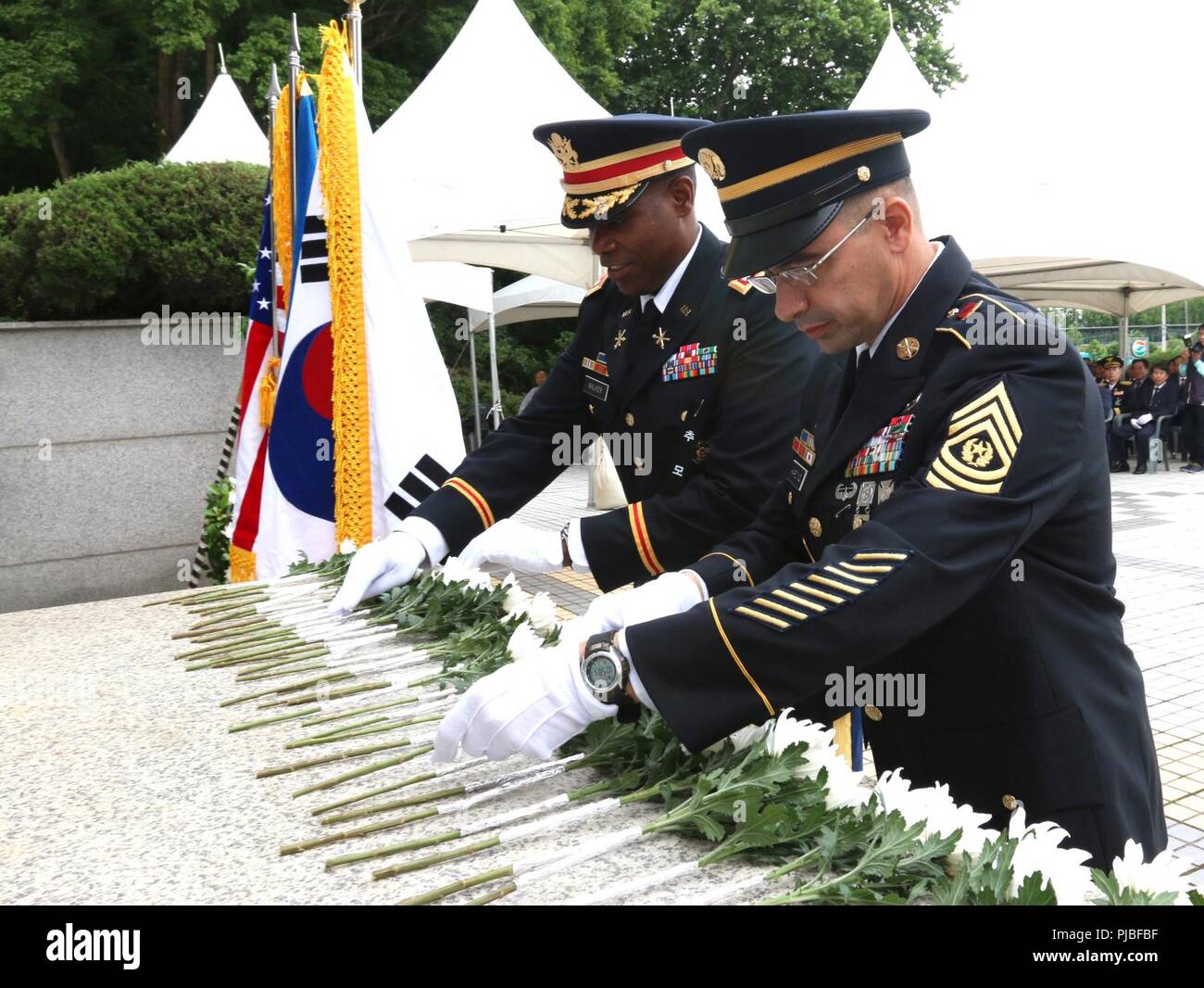 OSAN, Repubblica di Corea - Lt. Col. Matthew Walker e il comando Sgt. Gene principali Harding, il comandante e il comando sergente maggiore, rispettivamente del 6° Battaglione, 52nd difesa aerea reggimento di artiglieria, 35th ADA brigata, fiori di posti presso la Task Force Smith Memorial, 6 luglio per commemorare il 68esimo anniversario della prima battaglia della guerra che coinvolgono la U.S. Soldati. TF Smith, costituito da realizzare localmente un battaglione del Giappone-basato U.S. Esercito xxiv divisione di fanteria, è stato inviato alla Corea del Sud di ritardare l'anticipo della Corea del Nord di forze. Inesperto, understrength e mal equipaggiato, TF Smith sostenuta 60 kil Foto Stock