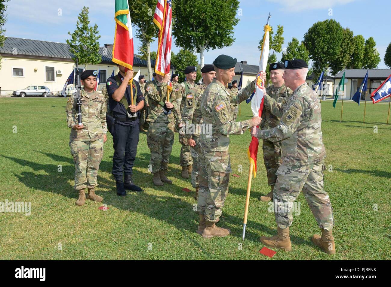 Lt. Col. Marcus S. Hunter, incoming comandante del battaglione, sede e Sede battaglione, U.S. Army Africa (sinistra), riceve i colori a Briga. Gen. Eugene J. Il LeBoeuf, U.S. Army Africa agendo comandante generale, durante la modifica del comando cerimonia alla Caserma Ederle a Vicenza, Italia, Luglio 12, 2018. Foto Stock