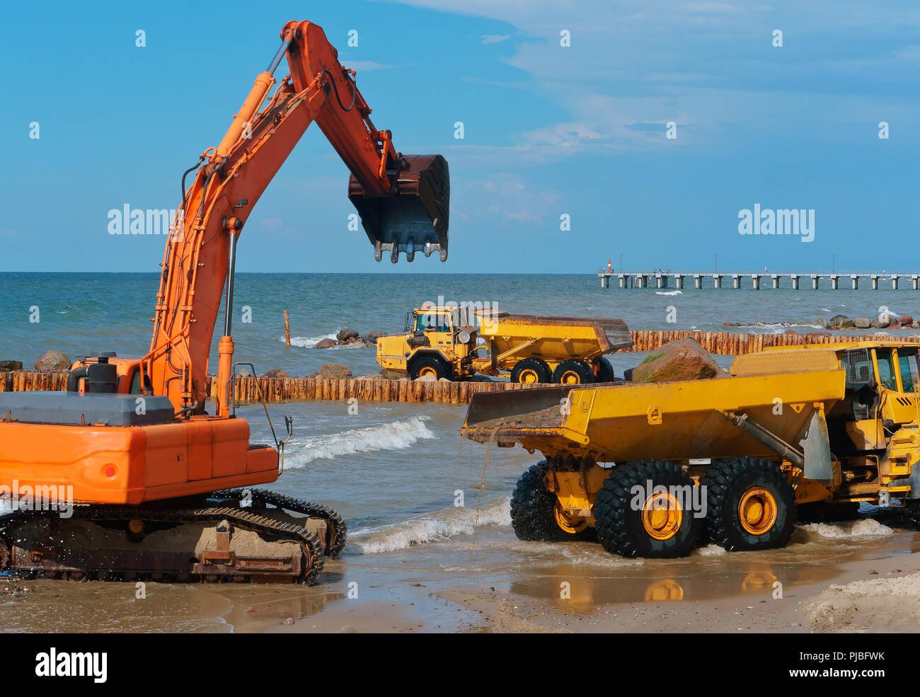Costruzione di gettate in mare, attrezzature da costruzione nel Mar Baltico Foto Stock