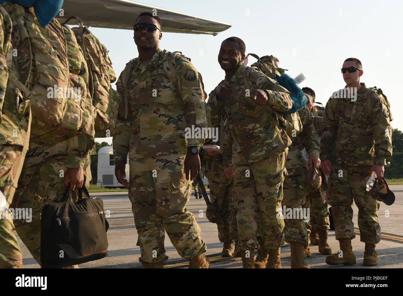 Stati Uniti Avieri del 169Fighter Wing della Carolina del Sud Air National Guard a McEntire comune di Guardia Nazionale Base, Carolina del Sud, a bordo di una civile-contratti grandi velivoli da trasporto, luglio 11, 2018. La Carolina del Sud Air National Guard's 169Fighter Wing è la distribuzione di quasi 300 aviatori e circa una dozzina di F-16 Blocco 52 Fighting Falcon jet da combattimento per l'aria 407 Gruppo Expeditionary nel sud-ovest Asia a sostegno di un'Aria forza expeditionary rotazione. Foto Stock