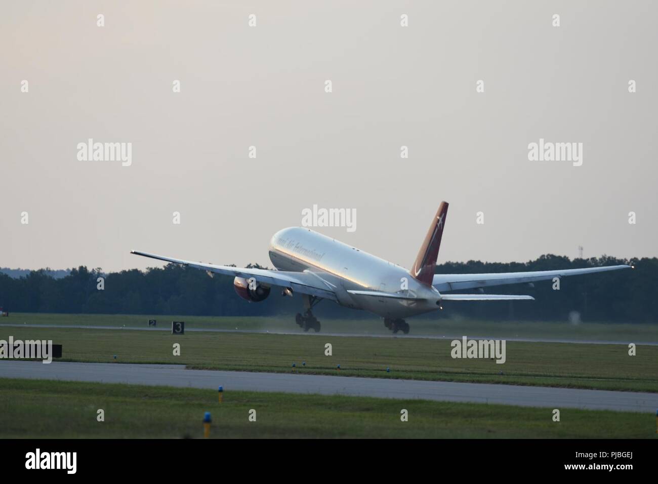Stati Uniti Avieri del 169Fighter Wing della Carolina del Sud Air National Guard a McEntire comune di Guardia Nazionale Base, Carolina del Sud, a bordo di una civile-contratti grandi velivoli da trasporto, luglio 11, 2018. La Carolina del Sud Air National Guard's 169Fighter Wing è la distribuzione di quasi 300 aviatori e circa una dozzina di F-16 Blocco 52 Fighting Falcon jet da combattimento per l'aria 407 Gruppo Expeditionary nel sud-ovest Asia a sostegno di un'Aria forza expeditionary rotazione. Foto Stock