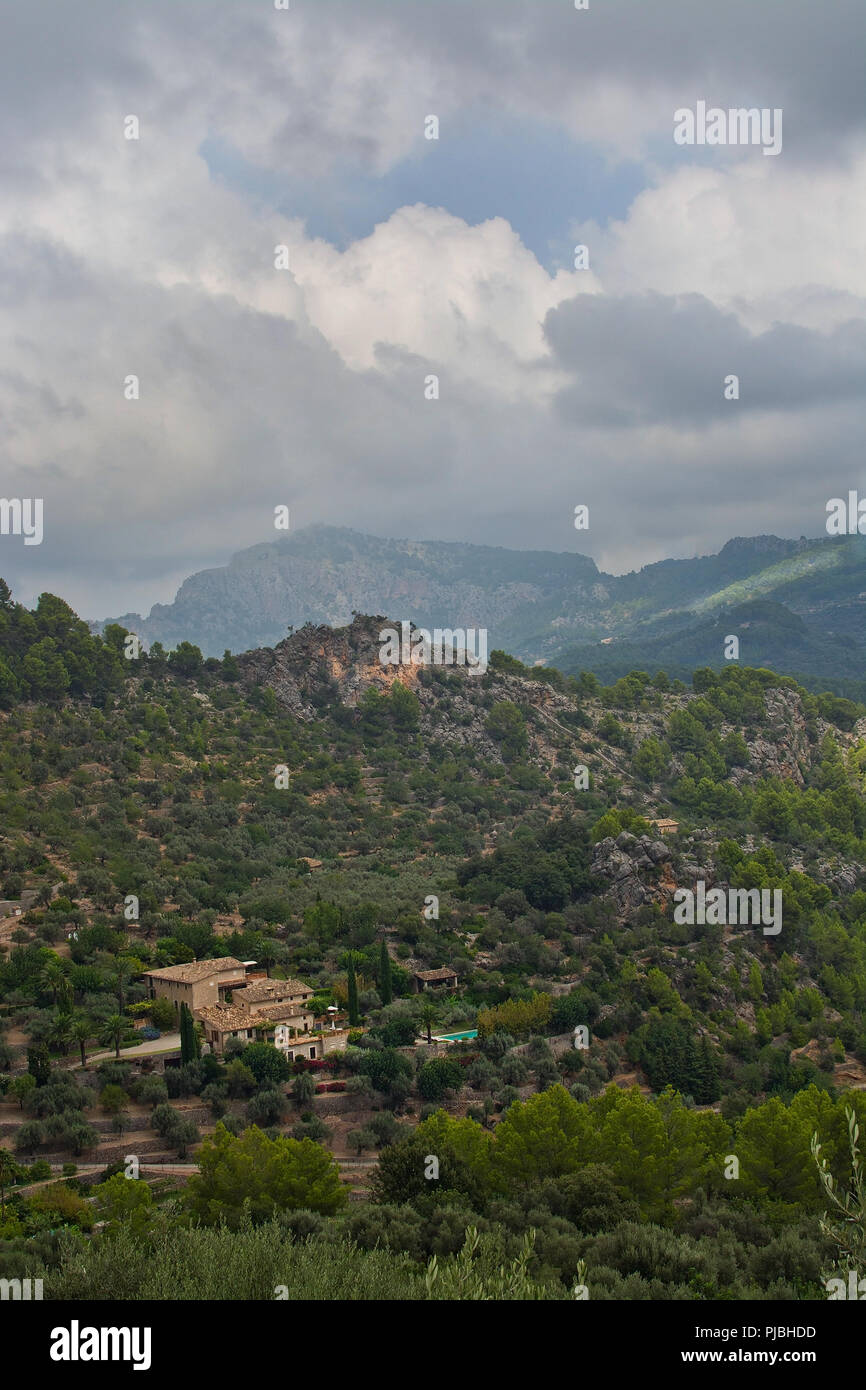 Maestoso paesaggio di montagna con sole e ombra e sfumature di verde prima di tempesta in agosto, Mallorca, Spagna. Foto Stock