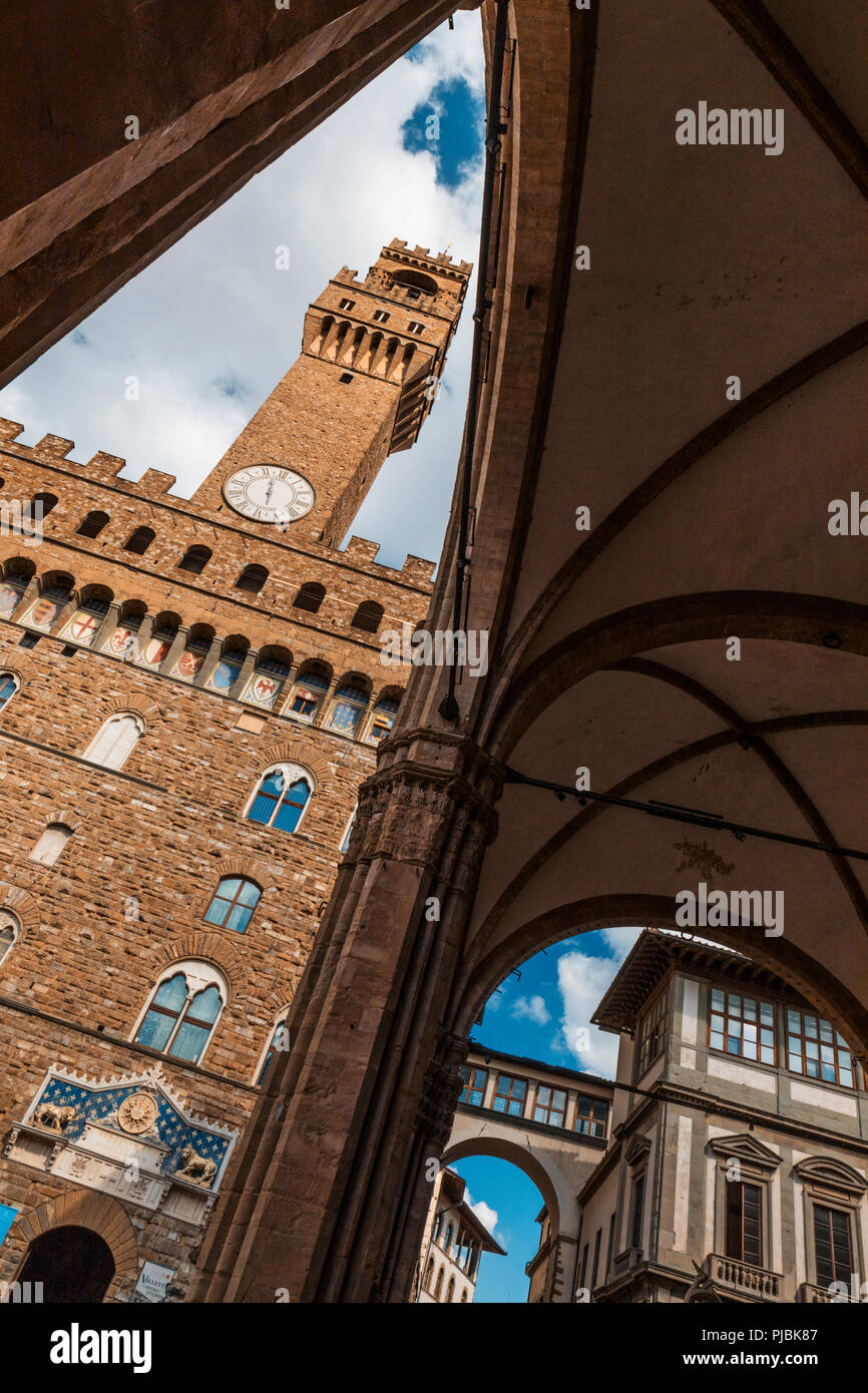 Vista del XIV secolo del Palazzo Vecchio con la sua torre merlata Foto Stock
