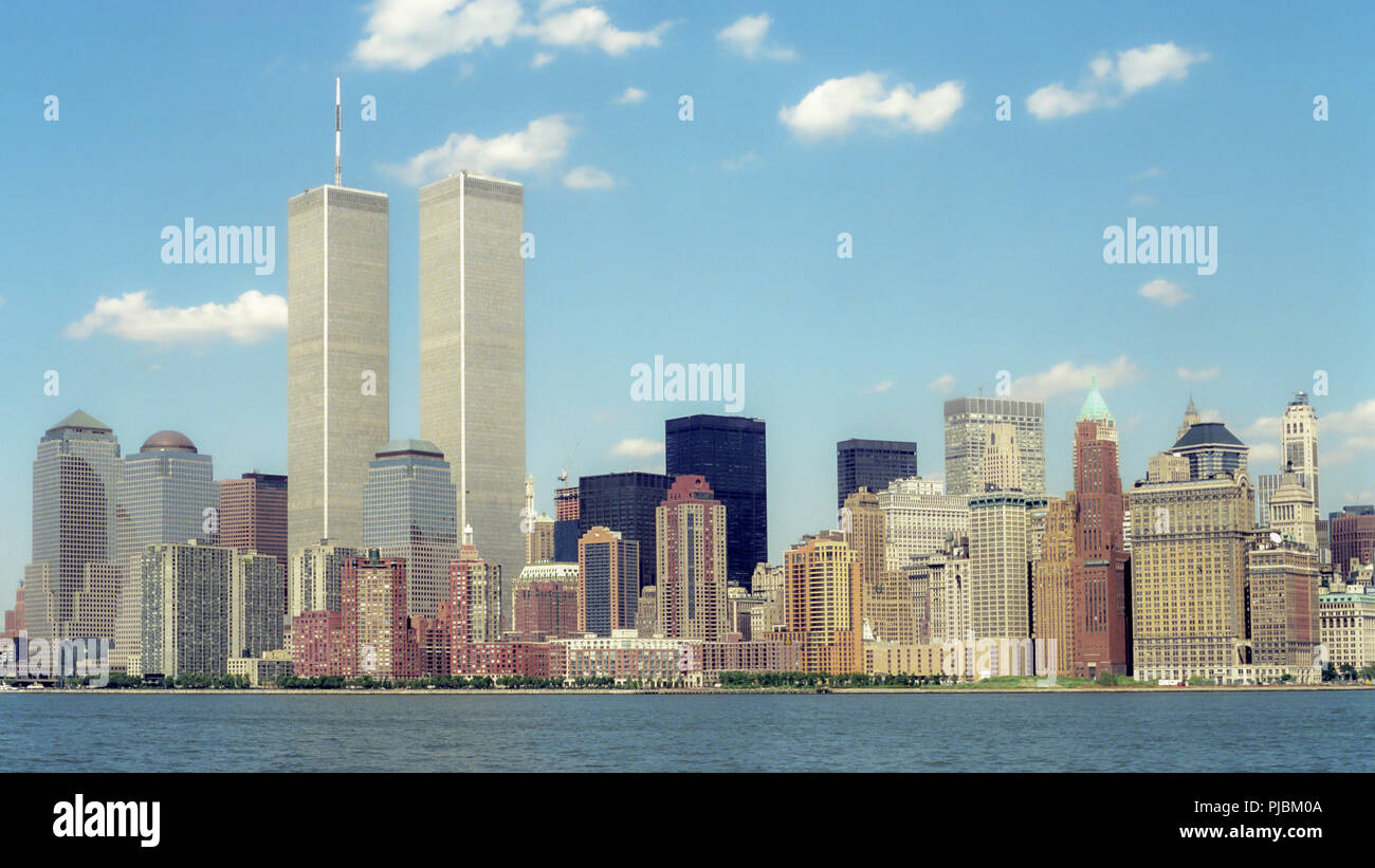 Sullo skyline di New York in montagna con il World Trade Center Twin Towers nel 1991. Foto Stock