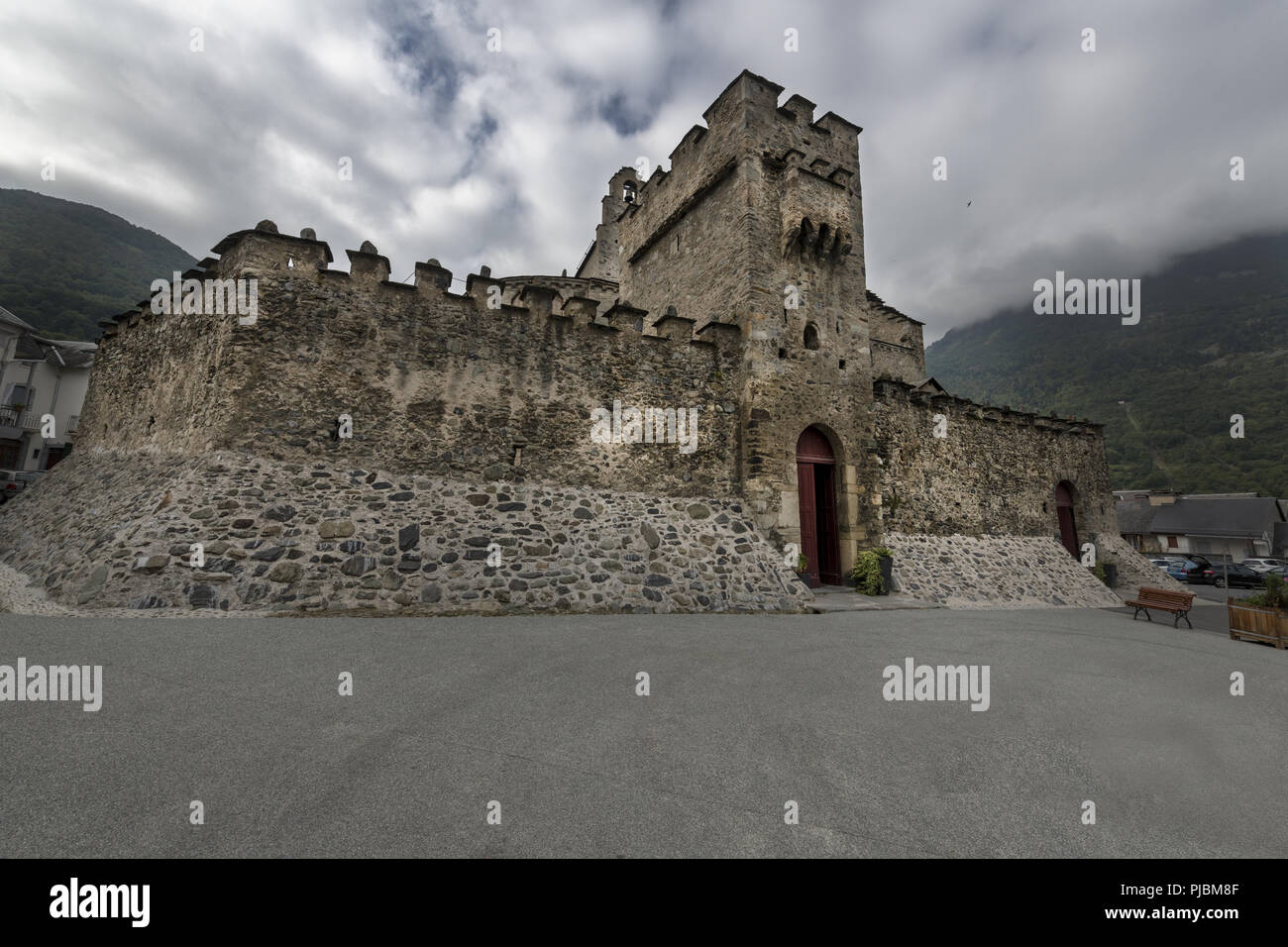 Fortificata medievale chiesa dei Templari situato in francese Pirenei, è il cimitero contenente dei Cavalieri Templari. Foto Stock