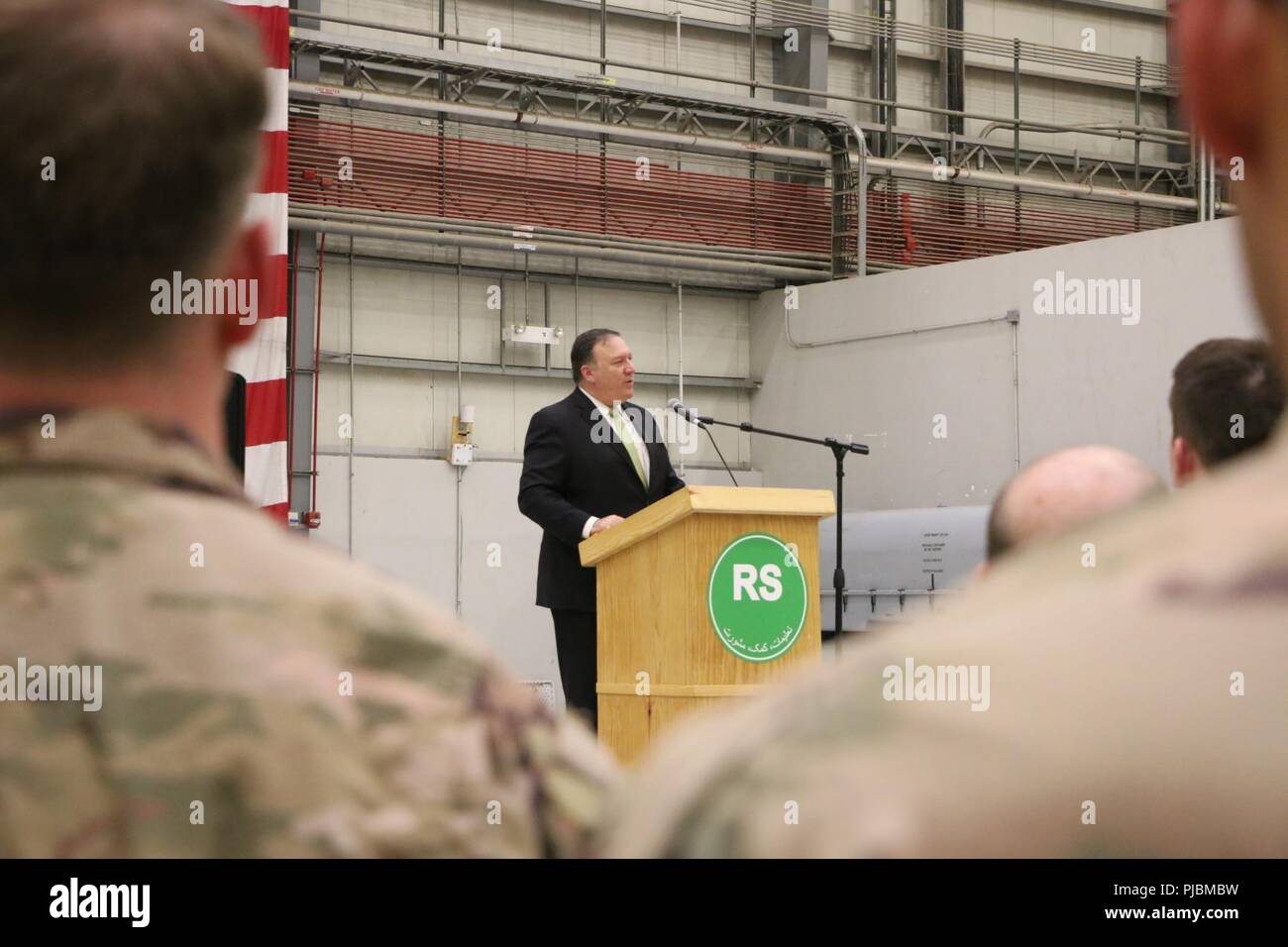 Aviosuperficie di Bagram, Afghanistan (Luglio 9, 2018) -- STATI UNITI Gli host Forces-Afghanistan U.S. Il segretario di Stato Michael R. Pompeo, 9 luglio, durante la sua visita a Bagram, Afghanistan. Durante la sua visita, Pompeo impegnati con le truppe degli Stati Uniti e le forze della coalizione e fornito incoraggianti osservazioni ribadendo gli Stati Uniti e la NATO-led risoluta a sostenere gli sforzi del paese. Foto Stock