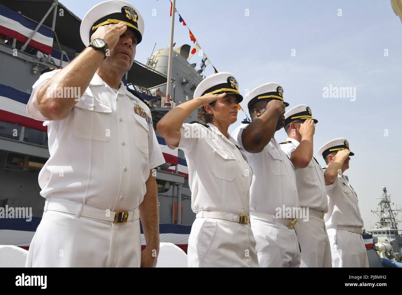 MANAMA, Bahrain (11 luglio 2018) Gli ufficiali salute durante un cambio del comando cerimonia per il Vendicatore di classe contromisure mine nave USS Gladiator (MCM 11) sul supporto navale attività Bahrain. Gladiator è distribuito negli Stati Uniti Quinta Flotta area di operazioni a sostegno di operazioni navali per garantire stabilità marittimo e la sicurezza nella regione centrale di collegamento del Mediterraneo e del Pacifico attraverso l'Oceano Indiano occidentale e tre strategici punti di strozzatura. Foto Stock