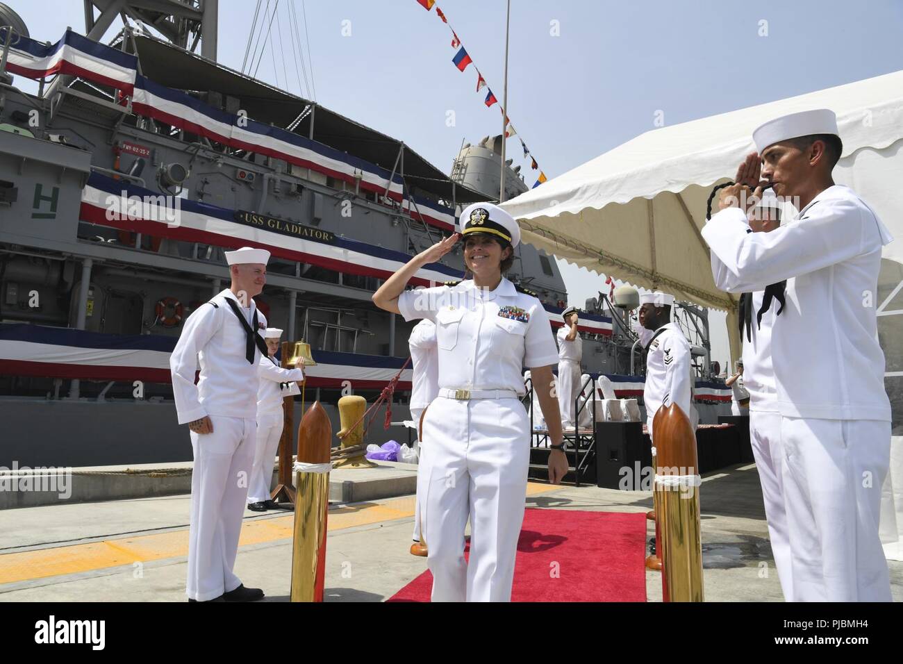 MANAMA, Bahrain (Luglio 11, 2018) Lt. La Cmdr. Rebecca Wolf, comandante della Avenger-classe contromisure mine nave USS Gladiator (MCM 11), passa attraverso sideboys alla fine di un cambiamento del comando cerimonia per il gladiatore al supporto navale attività Bahrain. Gladiator è distribuito negli Stati Uniti Quinta Flotta area di operazioni a sostegno di operazioni navali per garantire stabilità marittimo e la sicurezza nella regione centrale di collegamento del Mediterraneo e del Pacifico attraverso l'Oceano Indiano occidentale e tre strategici punti di strozzatura. Foto Stock