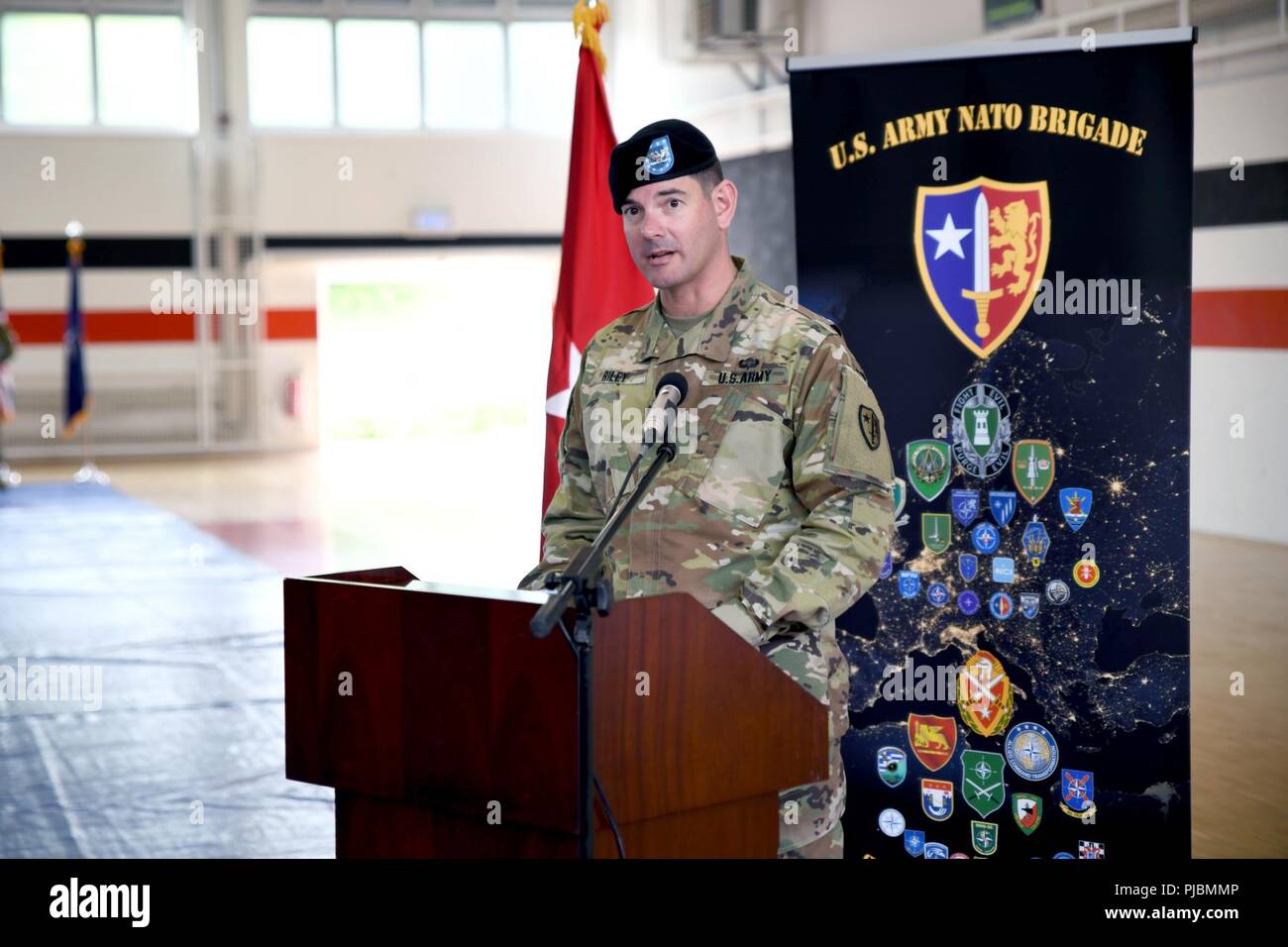 Stati Uniti Esercito Brigata NATO Organizzazione del Trattato del Nord Atlantico Brigata comandante uscente Col. Jason G. Riley ha rinunciato a comando per Col. Gregorio N. ceneri, Jr. in occasione di una cerimonia che si terrà a Sembach, Germania il 11 luglio. La cerimonia è stata ospitata da Brig. Gen. Thomas Carden Jr., Vice comandante, Divisione multinazionale, Sud Est, che ha guidato il tradizionale passaggio di colori da Col. Riley al Col. Cenere. Il passaggio dei colori unità rappresenta il trasferimento di poteri e di responsabilità per l'unità da un comandante di un'altra. Esercito degli Stati Uniti la NATO è stata istituita con decreto generale #46, efficace 20 Decem Foto Stock