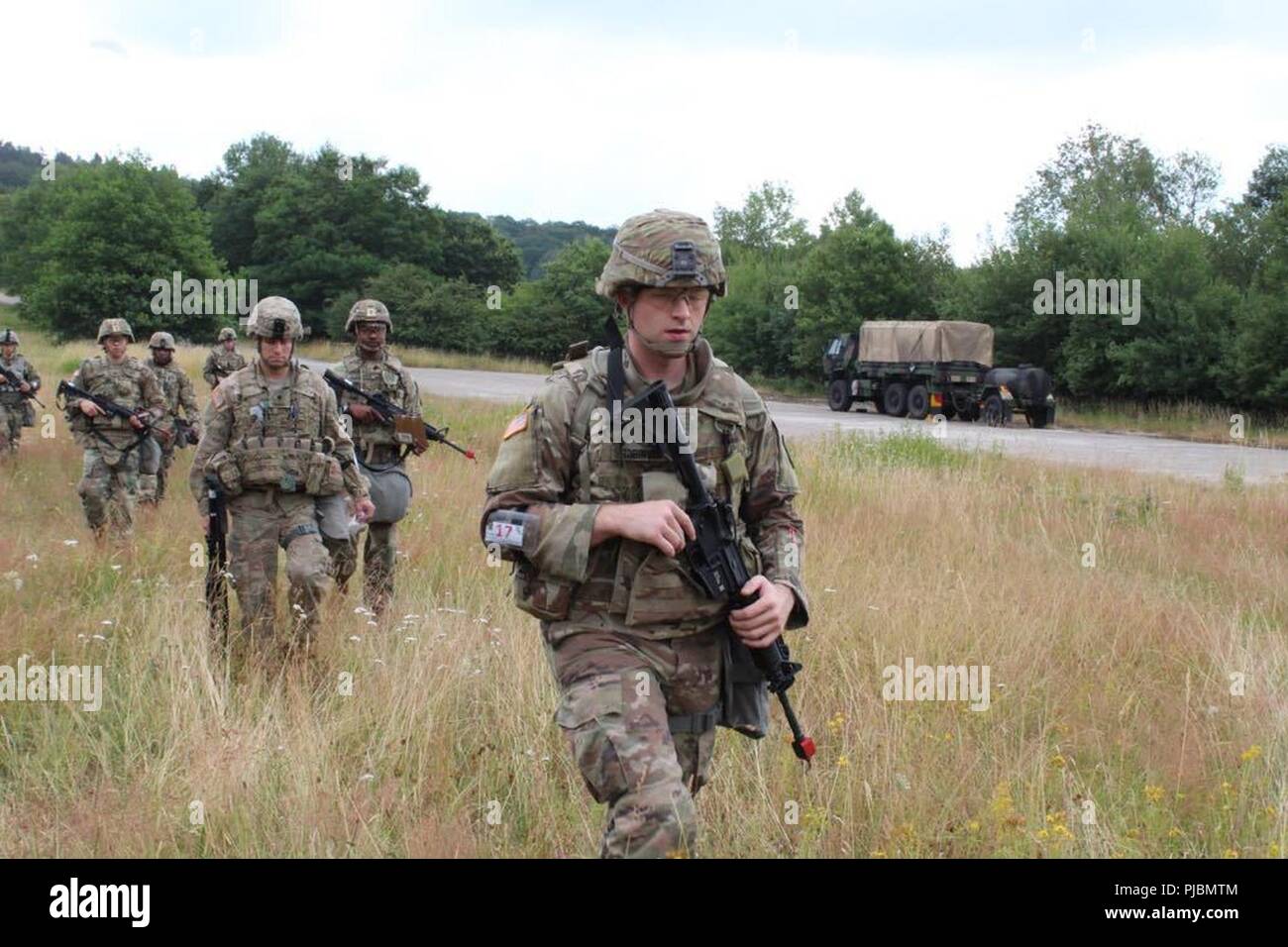 Soldati del xxi Theatre supporto comando 100 metri a piedi e ottenere il loro ritmo-conteggio durante il XXI TSC del guerriero migliore concorrenza navigazione terrestre in corso presso l'Baumholder zona di addestramento militare a luglio 11. Il 18 concorrenti navigato attraverso il grande, zona densamente boscosa per trovare quattro punti di coordinate in tre ore. Foto Stock