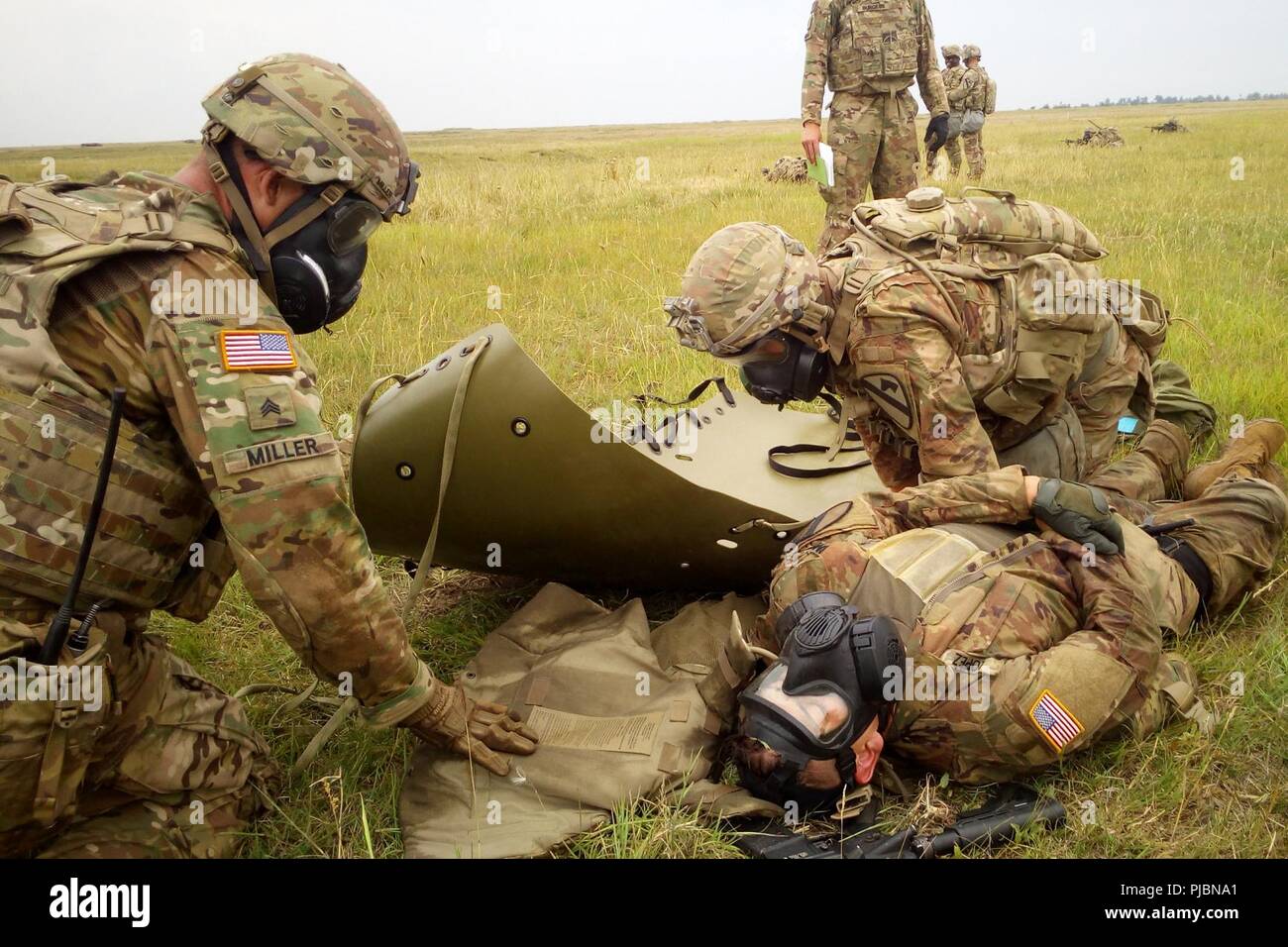 I soldati assegnati a B Co., 2° Battaglione, quinto reggimento di cavalleria, 1° Brigata corazzate contro la squadra, 1° Divisione di cavalleria evacuare una simulazione di incidente durante le armi della formazione a Smardan Area Formazione, Romania, Luglio 5, 2018. I soldati sono dispiegati in Europa a sostegno di Atlantic risolvere, il permanere di un esercizio di formazione tra la NATO e le forze americane. Foto Stock