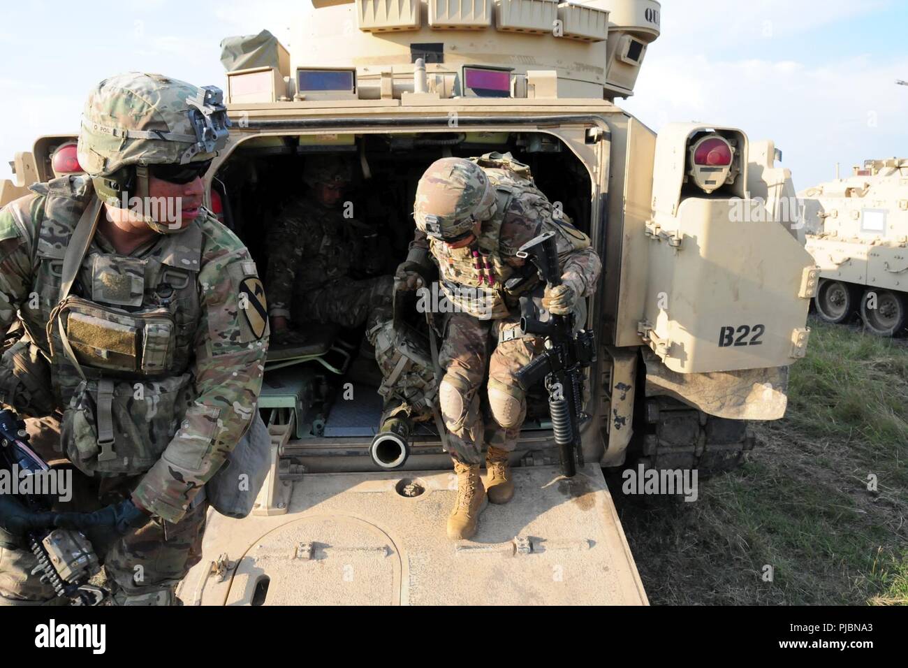 I soldati assegnati a B Co., 2° Battaglione, quinto reggimento di cavalleria, 1° Brigata corazzate contro la squadra, 1° Divisione di cavalleria in avanti di carica durante le armi della formazione a Smardan Area Formazione, Romania, Luglio 5, 2018. I soldati sono dispiegati in Europa a sostegno di Atlantic risolvere, il permanere di un esercizio di formazione tra la NATO e le forze americane. Foto Stock