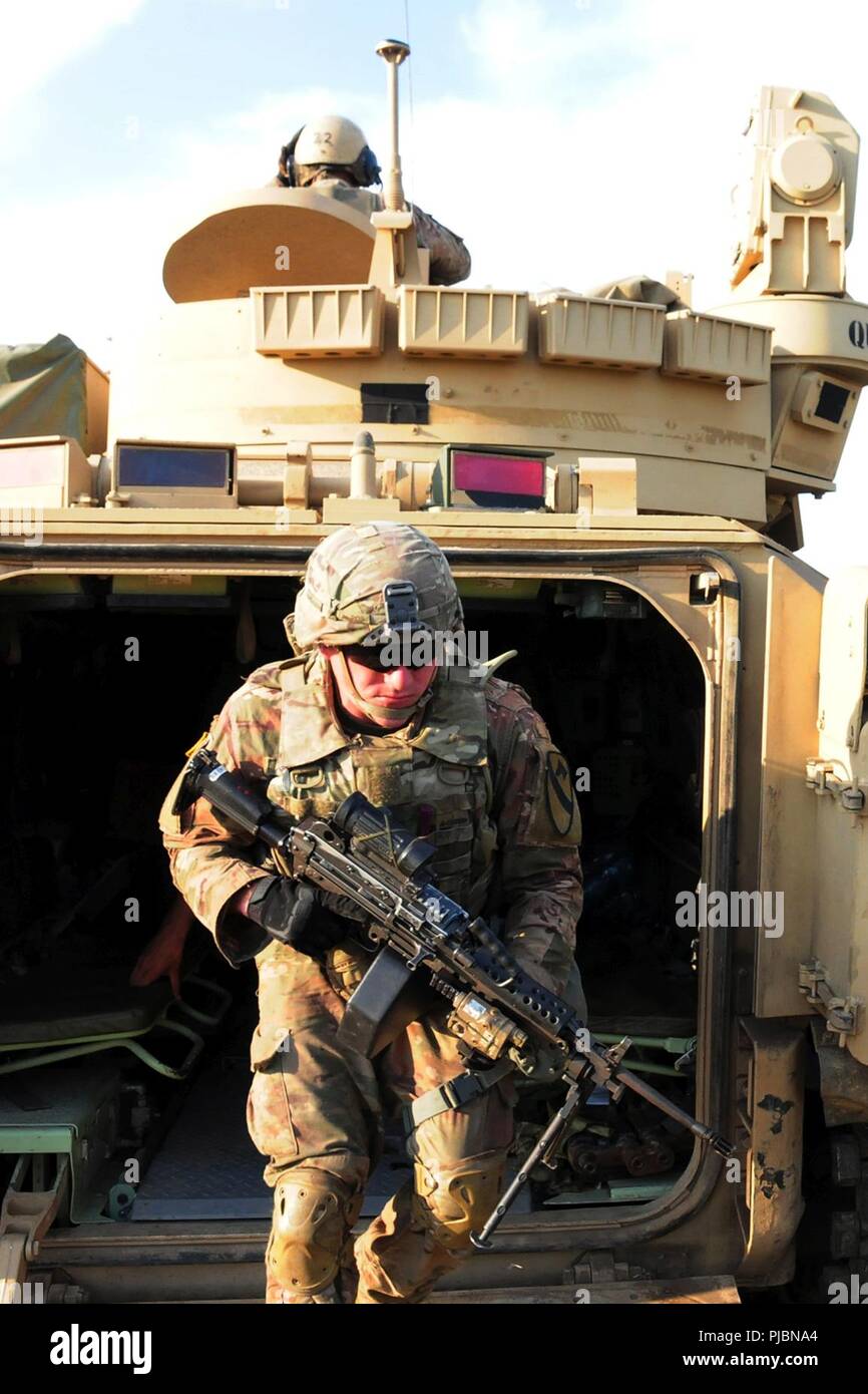 Un soldato assegnato a B Co., 2° Battaglione, quinto reggimento di cavalleria, 1° Brigata corazzate contro la squadra, 1° Divisione di cavalleria le tasse in avanti durante le armi della formazione a Smardan Area Formazione, Romania, Luglio 5, 2018. I soldati sono dispiegati in Europa a sostegno di Atlantic risolvere, il permanere di un esercizio di formazione tra la NATO e le forze americane. Foto Stock