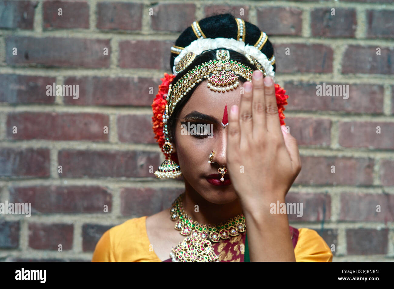 Yamini ha vissuto in India del Sud per tutta la sua vita. Ella ha migrato a Jackson Heights nove mesi fa alla danza Kuchipudi stile. Foto Stock