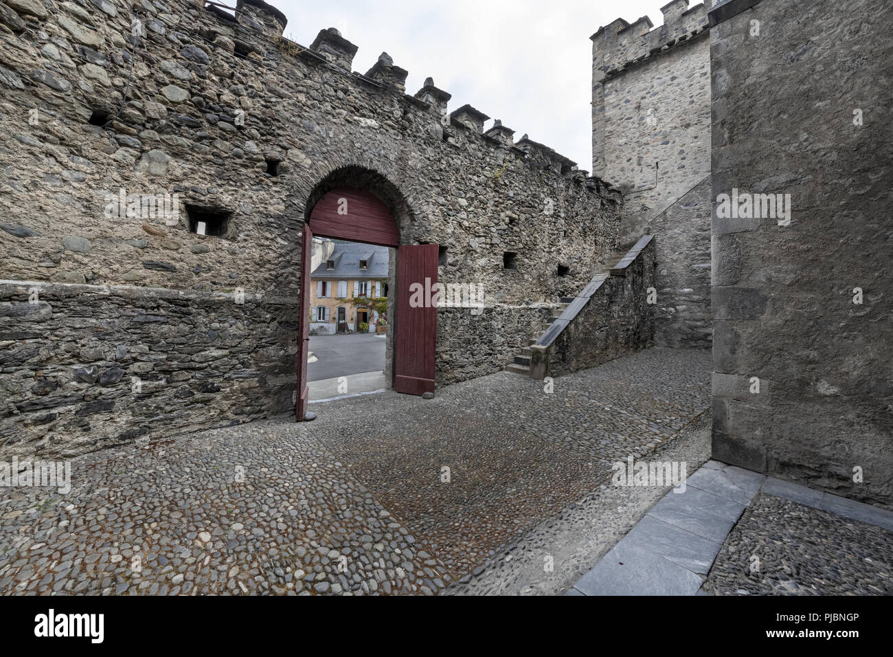 Fortificata medievale chiesa dei Templari situato in francese Pirenei, è il cimitero contenente dei Cavalieri Templari. Foto Stock