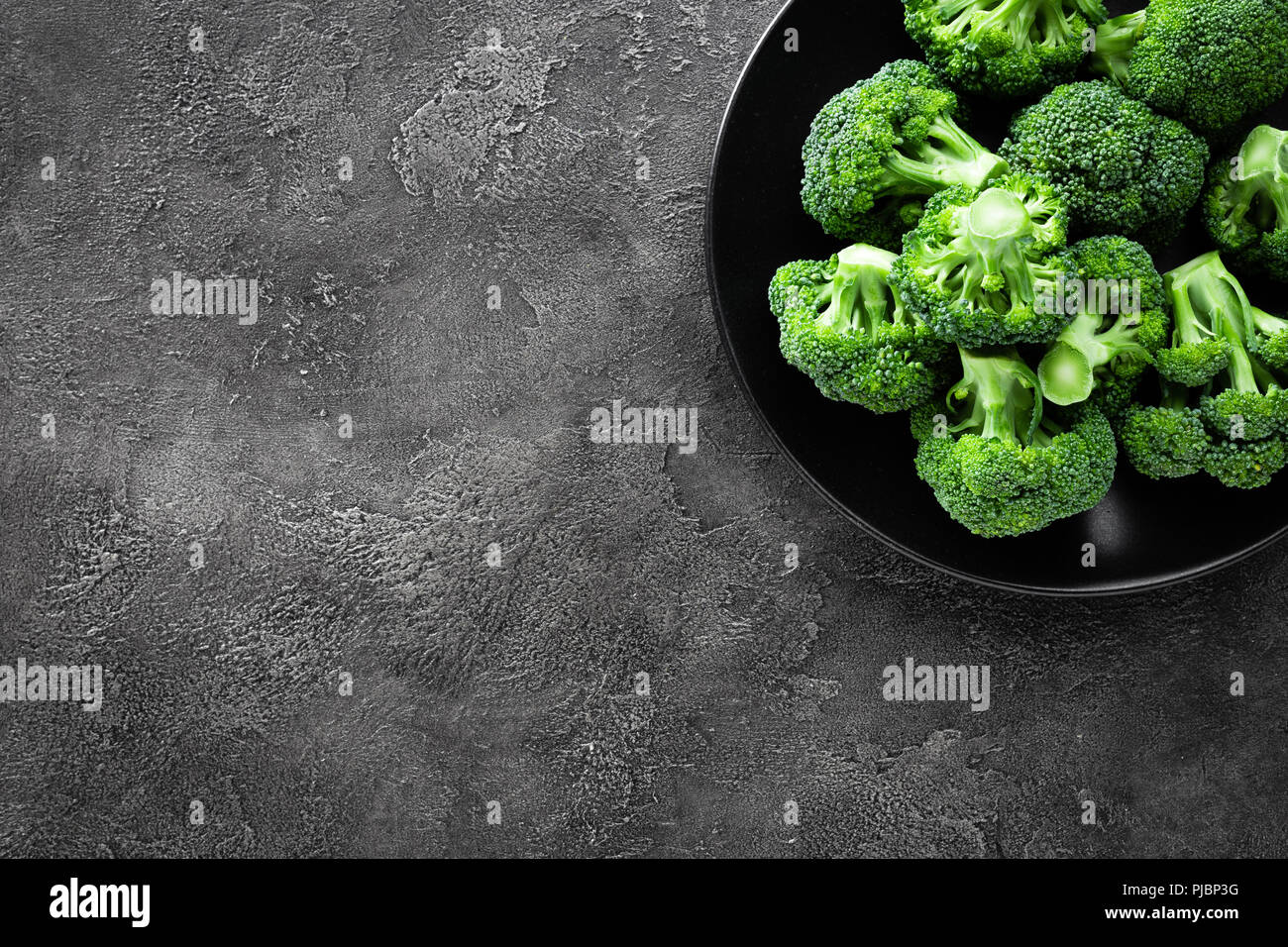 I broccoli. Broccoli freschi sulla piastra Foto Stock