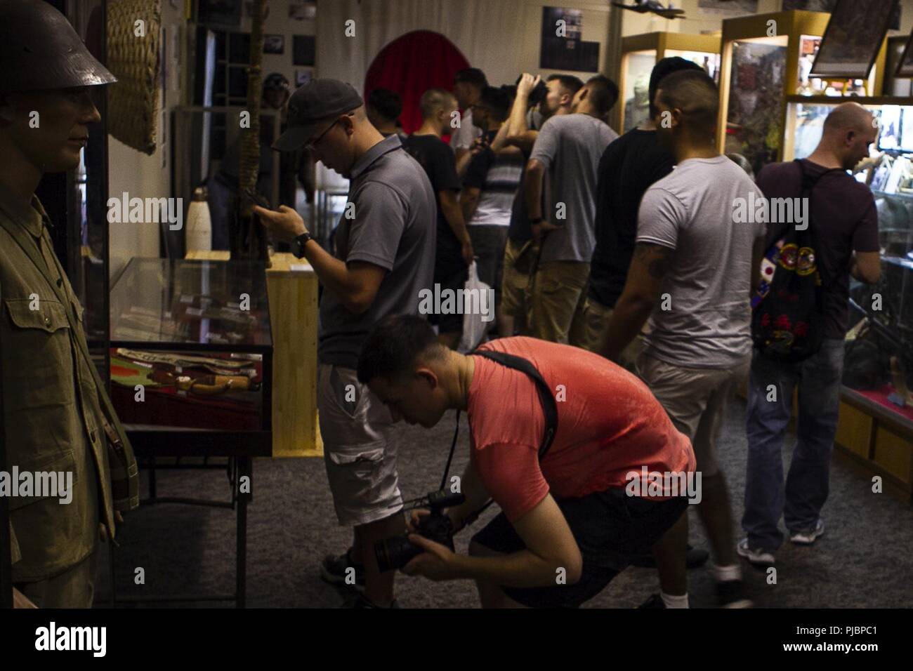 Marines e marinai con il trentunesimo Marine Expeditionary Unit esplorare la battaglia di Okinawa Display storico a Camp Kinser durante un Marine Corps servizi alla comunità-tour sponsorizzato di storicamente significativo punti di interesse attraverso southern Okinawa, in Giappone, 13 luglio 2018. Durante il tour, Marines e marinai con il trentunesimo MEU appreso le feroci combattimenti della battaglia di Okinawa, che snocciolate U.S. Marine, U.S. La marina degli Stati Uniti e Forze armate contro le forze imperiali del Giappone. Più di due mesi di battaglia hanno provocato centinaia di migliaia di vite, sia militare che civile, tra aprile e Foto Stock