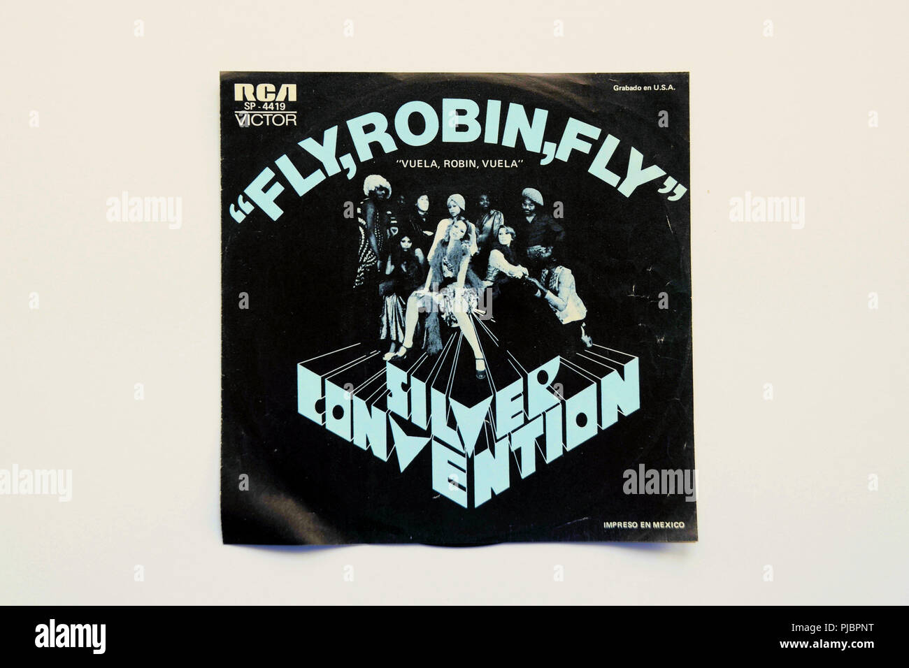 Il manicotto del vinile a 45 giri record della convenzione di argento di canzone "Fly, Robin, volare' rilasciato nel 1975 dalla RCA Records (Realizzato in Messico, rilasciato in Messico). Foto Stock