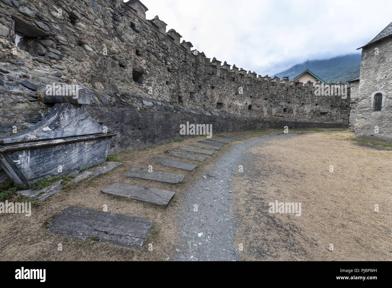 Fortificata medievale chiesa dei Templari situato in francese Pirenei, è il cimitero contenente dei Cavalieri Templari. Foto Stock