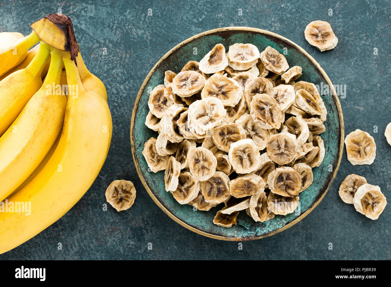 Banane essiccate in chip e banane fresche Foto Stock