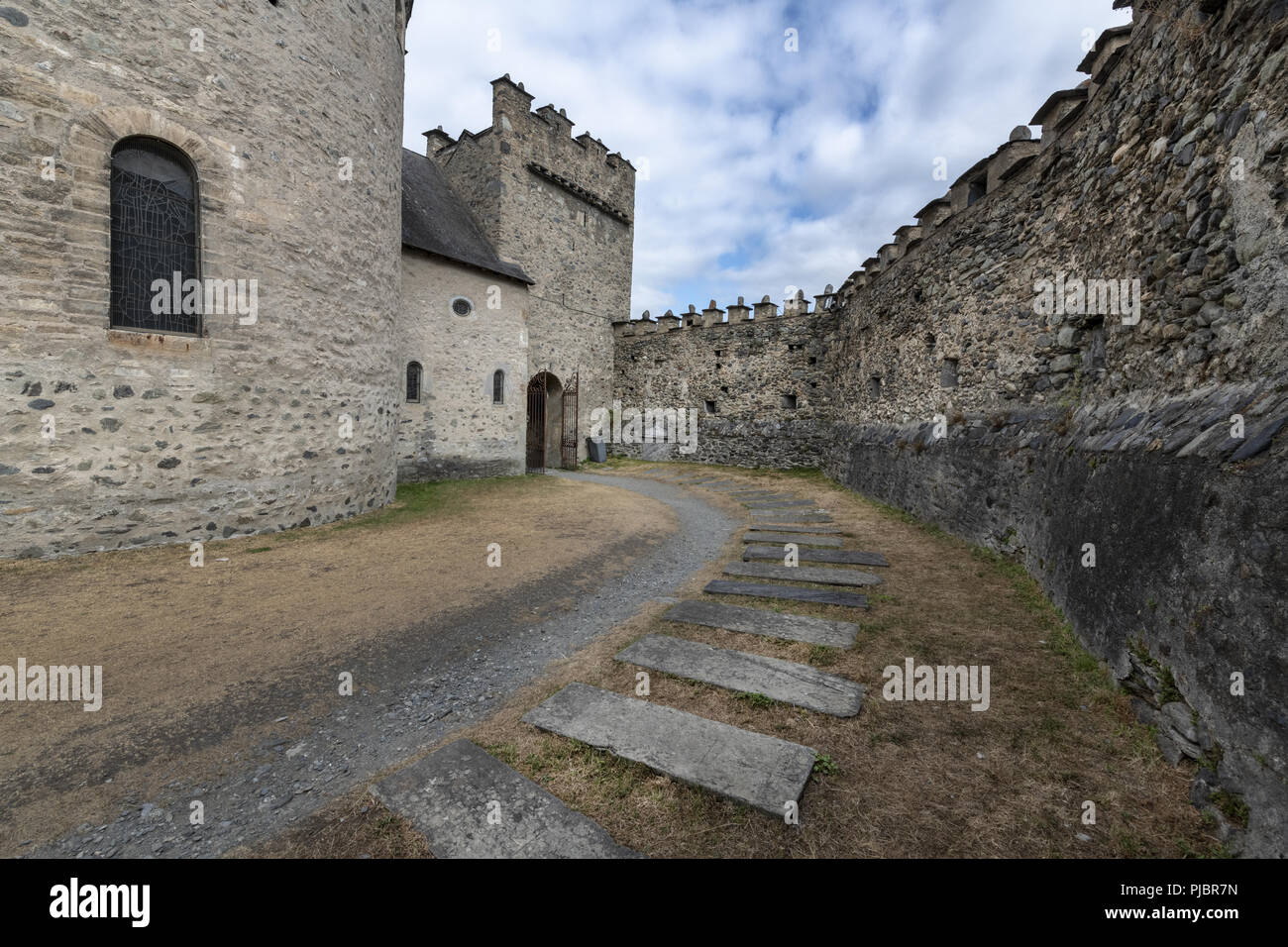 Fortificata medievale chiesa dei Templari situato in francese Pirenei, è il cimitero contenente dei Cavalieri Templari. Foto Stock