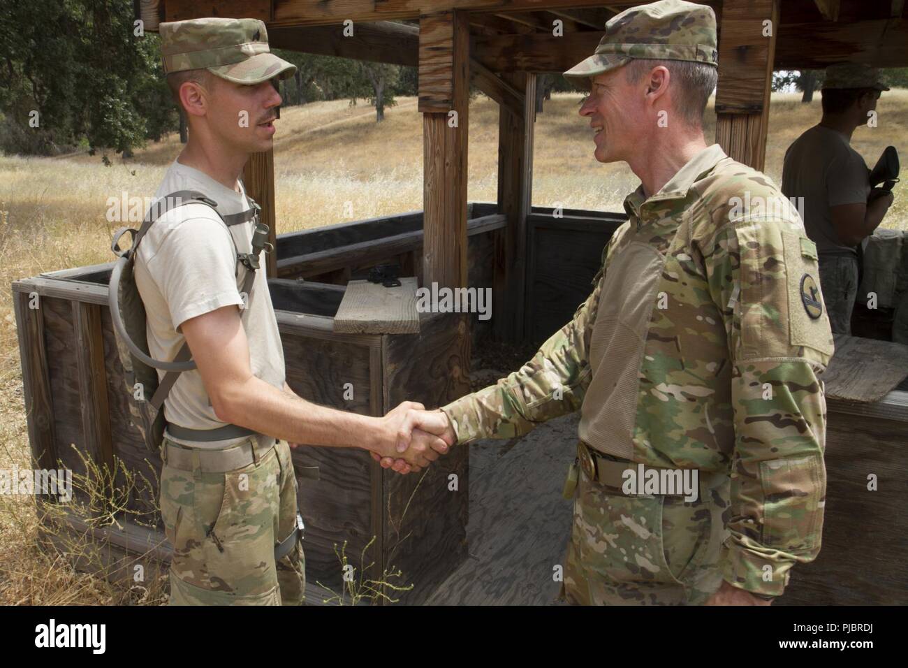 FORT HUNTER LIGGETT-- U.S. La riserva di esercito soldato Sgt. Tyler Smith (sinistra), 737 società di trasporti, Yakma, Washington, riceve una moneta da Briga. Gen. W Shane Buzza, Divisione Commander, 91Training Division, Fort Hunter Liggett, California, a nome del suo gruppo, per le loro eccellenti prestazioni durante CSTX 91-18-01, a Fort Hunter Liggett, California, 12 luglio, 2018. CSTX 91-18-01 è un combattimento a sostenere la formazione di esercizio che garantisce l'America dell'esercito di unità di riserva e soldati sono addestrati e pronto per la distribuzione e a portare in grado, combattere-ready, e letale Fuoco a sostegno dell'esercito e il nostro Foto Stock