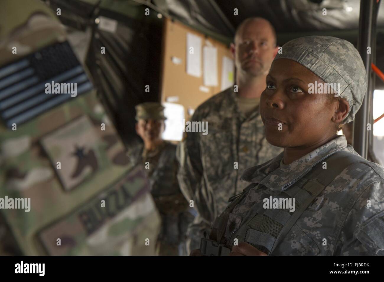 FORT HUNTER LIGGETT- U.S. La riserva di esercito soldato Lt. Col. Anita Shakir (a destra), 1493rd Medical distacco, Cary, New York, discute la sua missione di unità come combattere lo stress operativo il controllo con il Brig. Gen. W. Shane Buzza, comandante generale, 91Training Division durante CSTX 91-18-01, 13 luglio 2018. CSTX 91-18-01 è un combattimento a sostenere la formazione di esercizio che garantisce l'America dell'esercito di unità di riserva e soldati sono addestrati e pronto per la distribuzione e a portare in grado, combattere-ready, e letale Fuoco a sostegno dell'esercito e ai nostri partner in tutto il mondo. Foto Stock