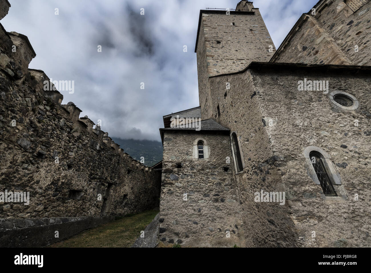 Fortificata medievale chiesa dei Templari situato in francese Pirenei, è il cimitero contenente dei Cavalieri Templari. Foto Stock