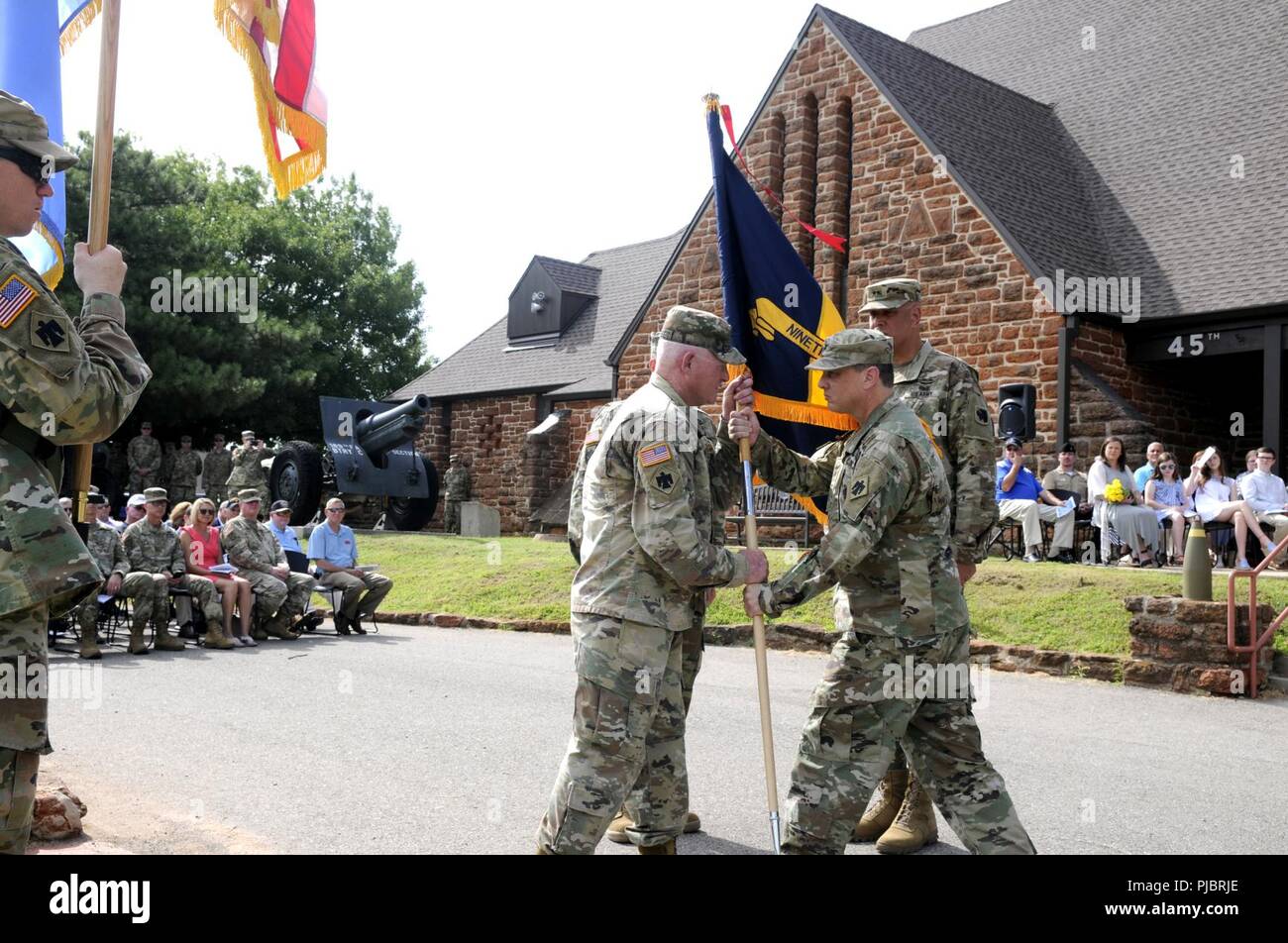 Col. Giovanni Muller, comandante uscente, novantesimo comando di truppa, Oklahoma, l esercito nazionale Guard, rinuncia a comando per Col. Thomas Mancino durante un cambio del comando cerimonia presso il quarantacinquesimo divisione di fanteria museo nella città di Oklahoma, Oklahoma, luglio 14, 2018. Il passaggio del novantesimo TC colori simboleggia il trasferimento di poteri e di responsabilità da un comandante di un'altra. Foto Stock